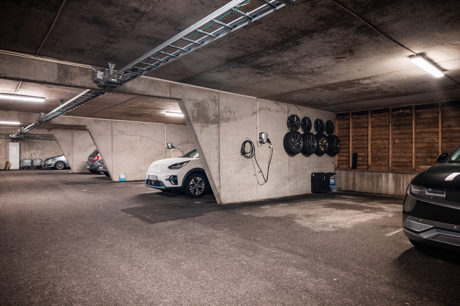 Egen, ca 3 m bred, garasjeplass i garasjeanlegg. Det er lagt opp egen, privat ladeboks for el-bil på plassen. Galleribilde