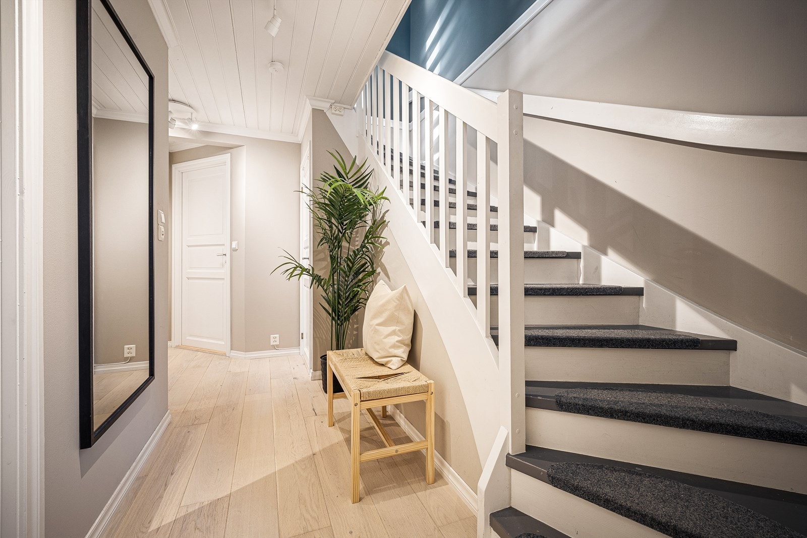Gang/hall er malt i flotte, tidsriktige farger og har varmekabler i gulv. Galleribilde