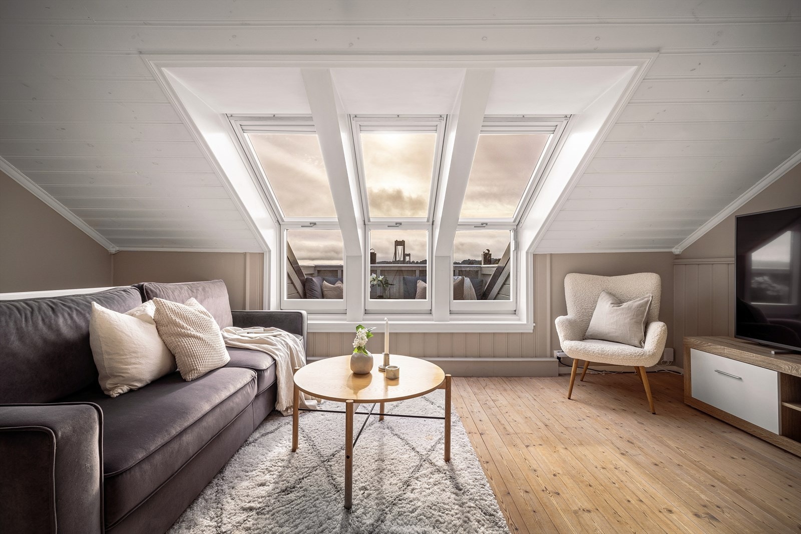 Stor loftsetasje med flere innredningsmuligheter. Den ekstra stuen gjør huset til det perfekte familiehjemmet. Galleribilde