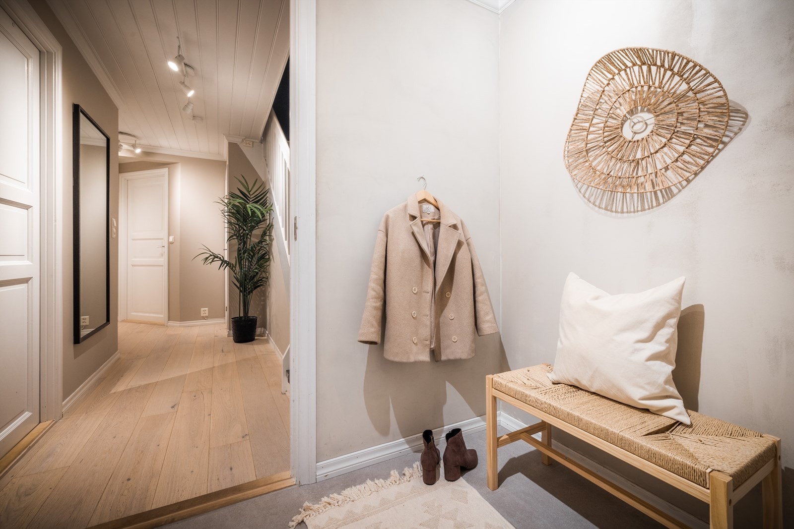 Fin entré med 60x60 fliser fra 2020 på gulv. Galleribilde