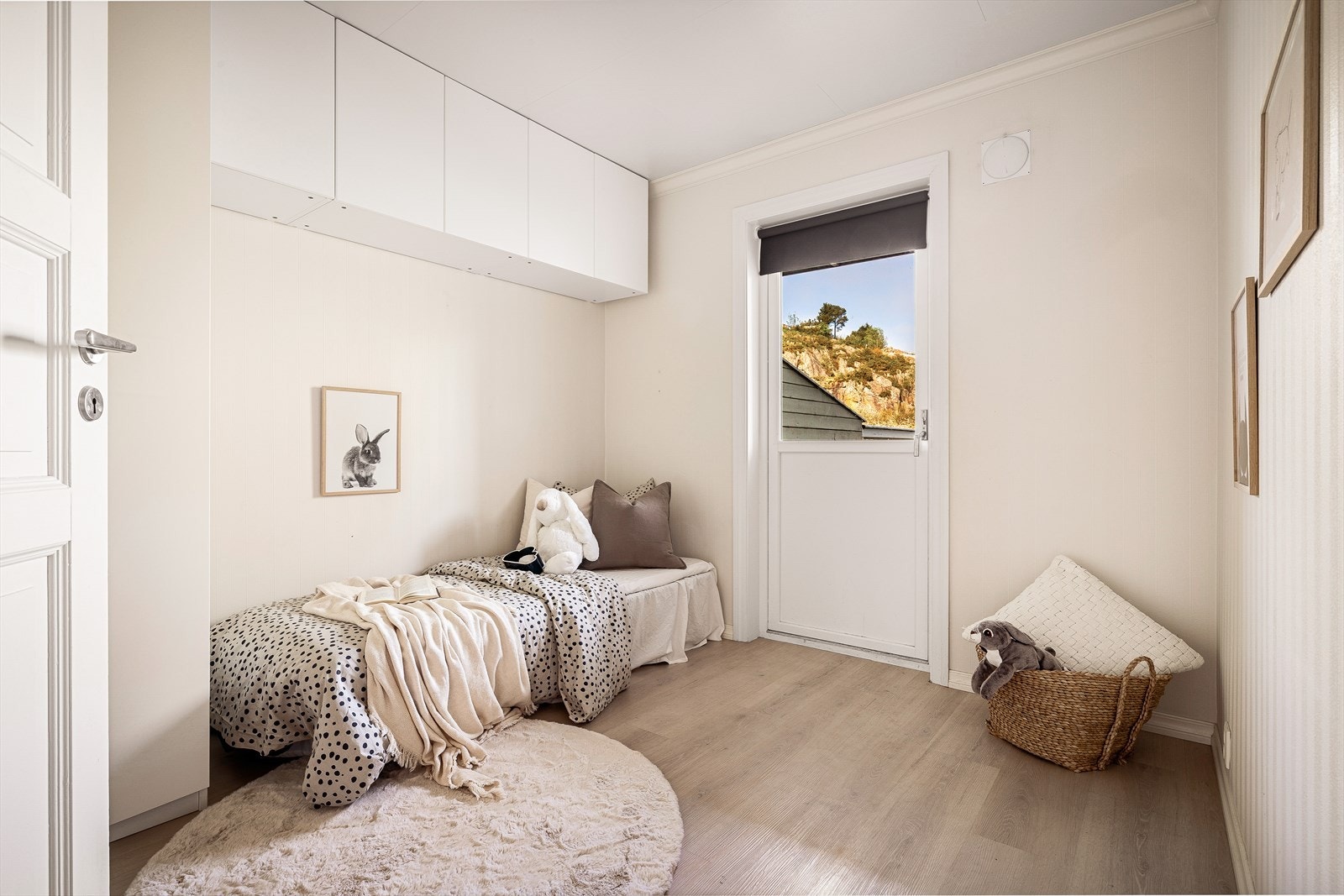 Fra soverommet er det tilkomst til en stor markterrasse på hele 21 m². Galleribilde