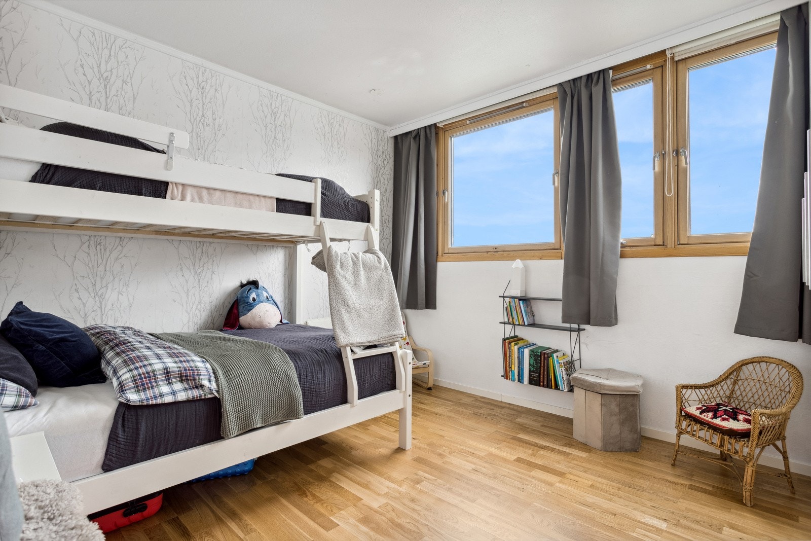 Soverom 2 er lyst og fint. Enkelt å innrede etter ønske og behov. Galleribilde