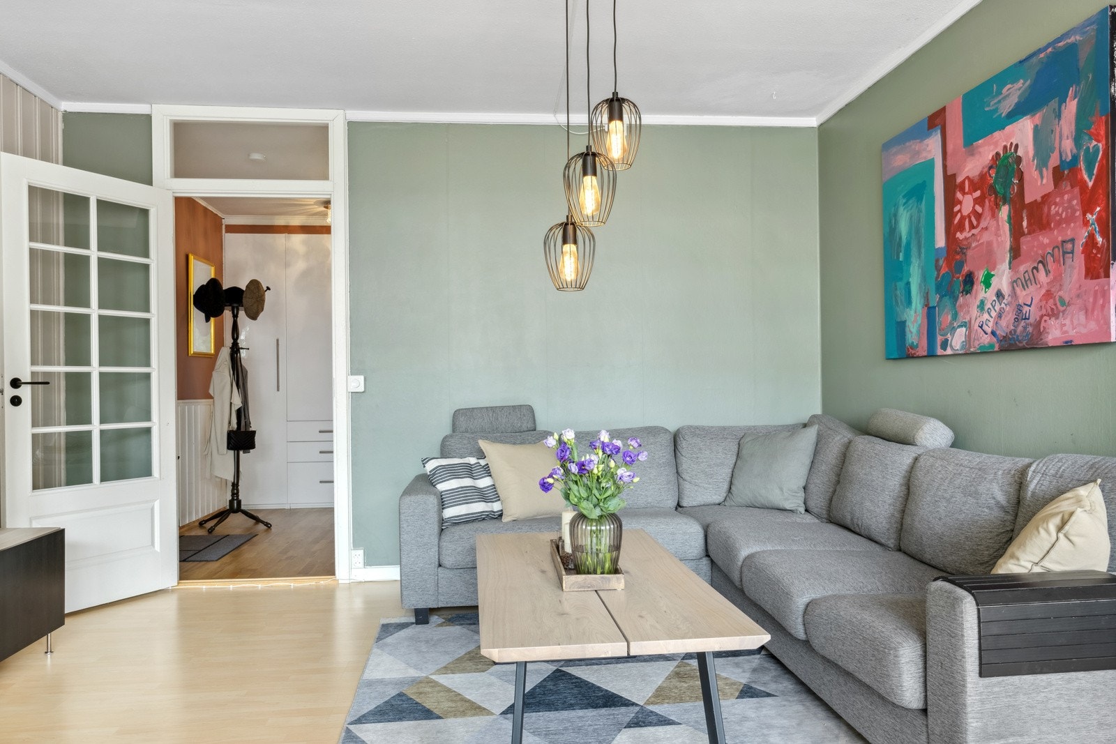 Stuen er malt i moderne farger som setter et fint preg over leiligheten. Galleribilde