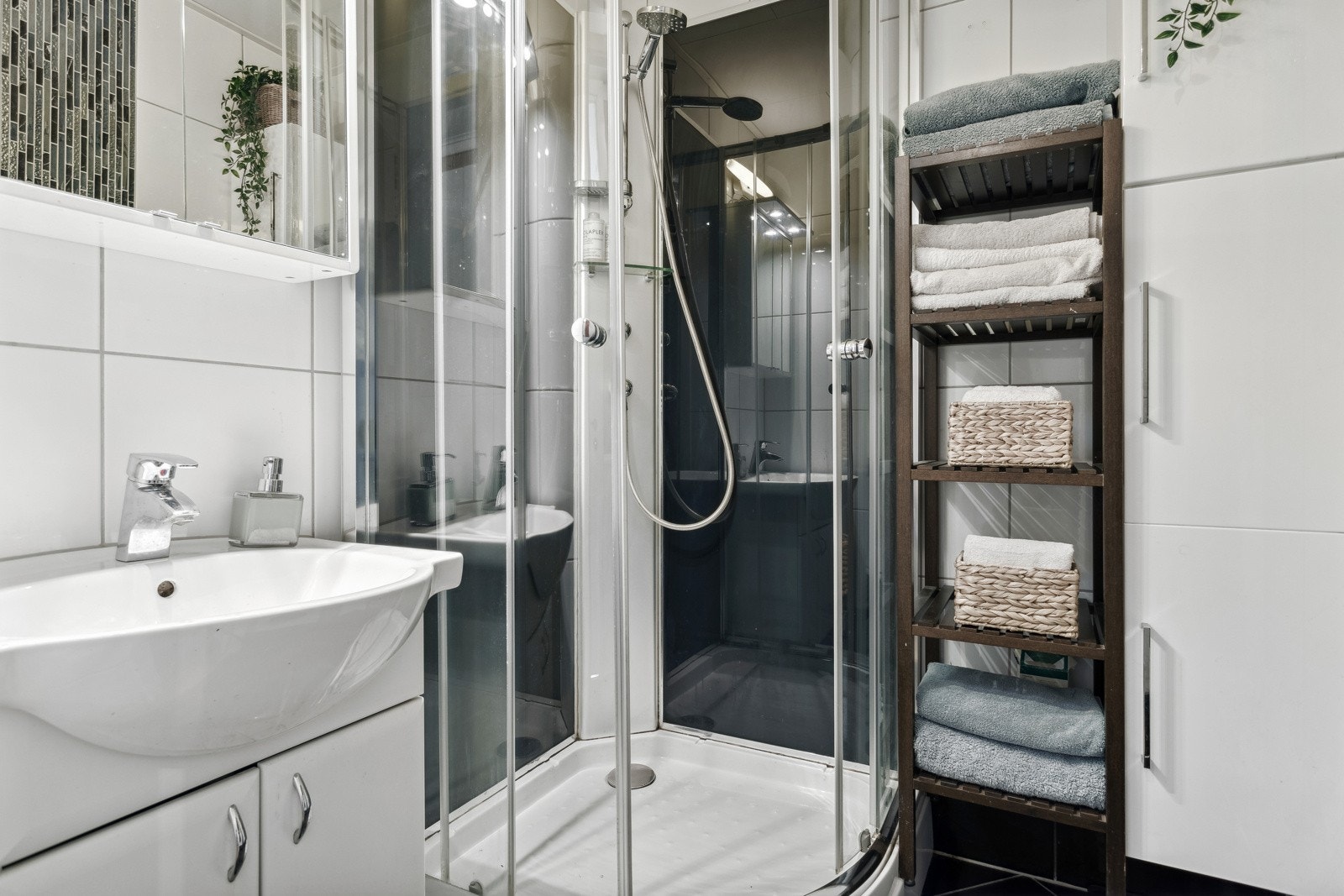 Badet er utstyrt med dusjkabinett og servantinnredning. Galleribilde