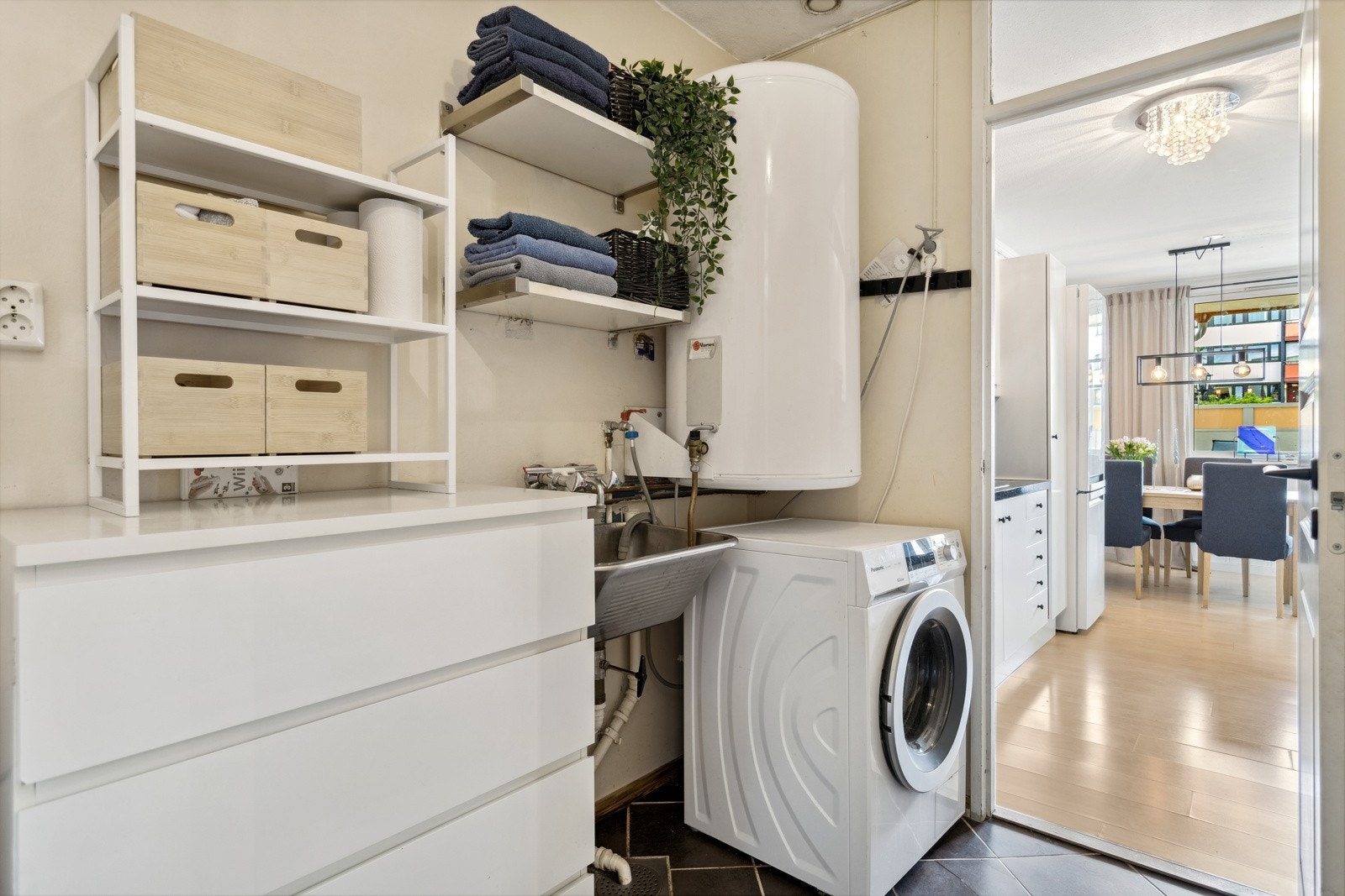 Fra kjøkken er det inngang til vaskerom med opplegg for vaskemaskin. Galleribilde