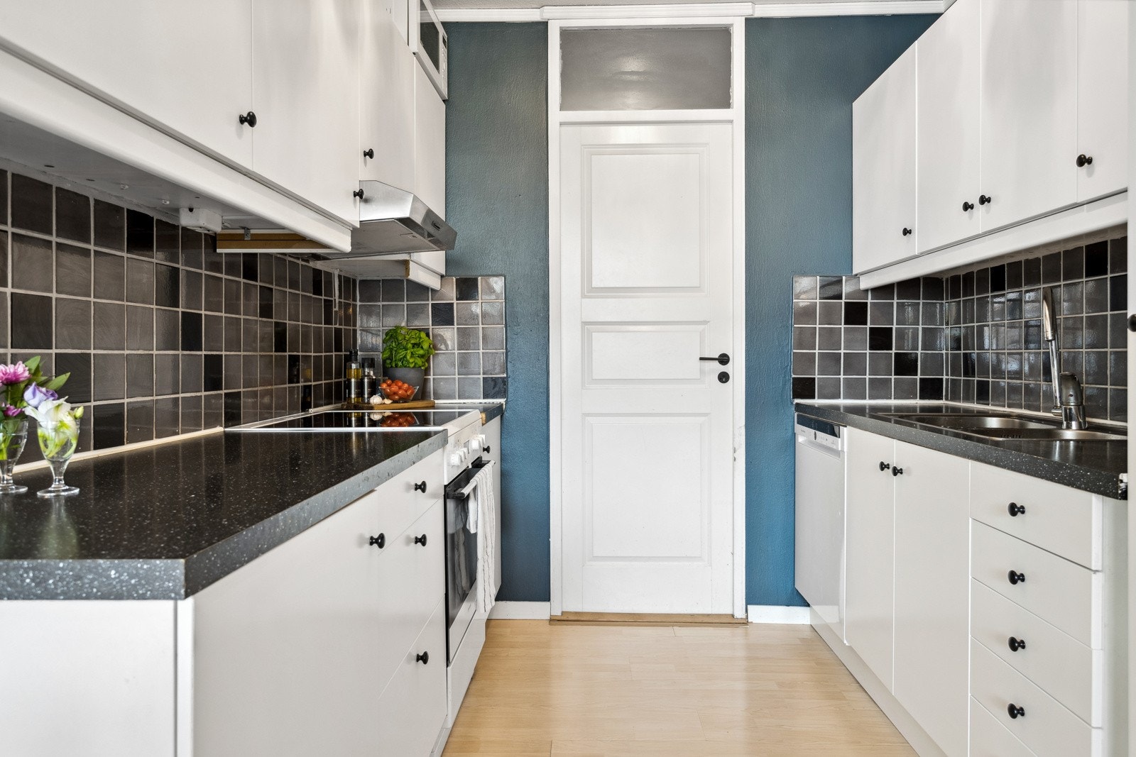 Kjøkkenet er godt utbygget med skap, skuff og benkeplass som gjør det enkelt å tilbrede måltider. Galleribilde