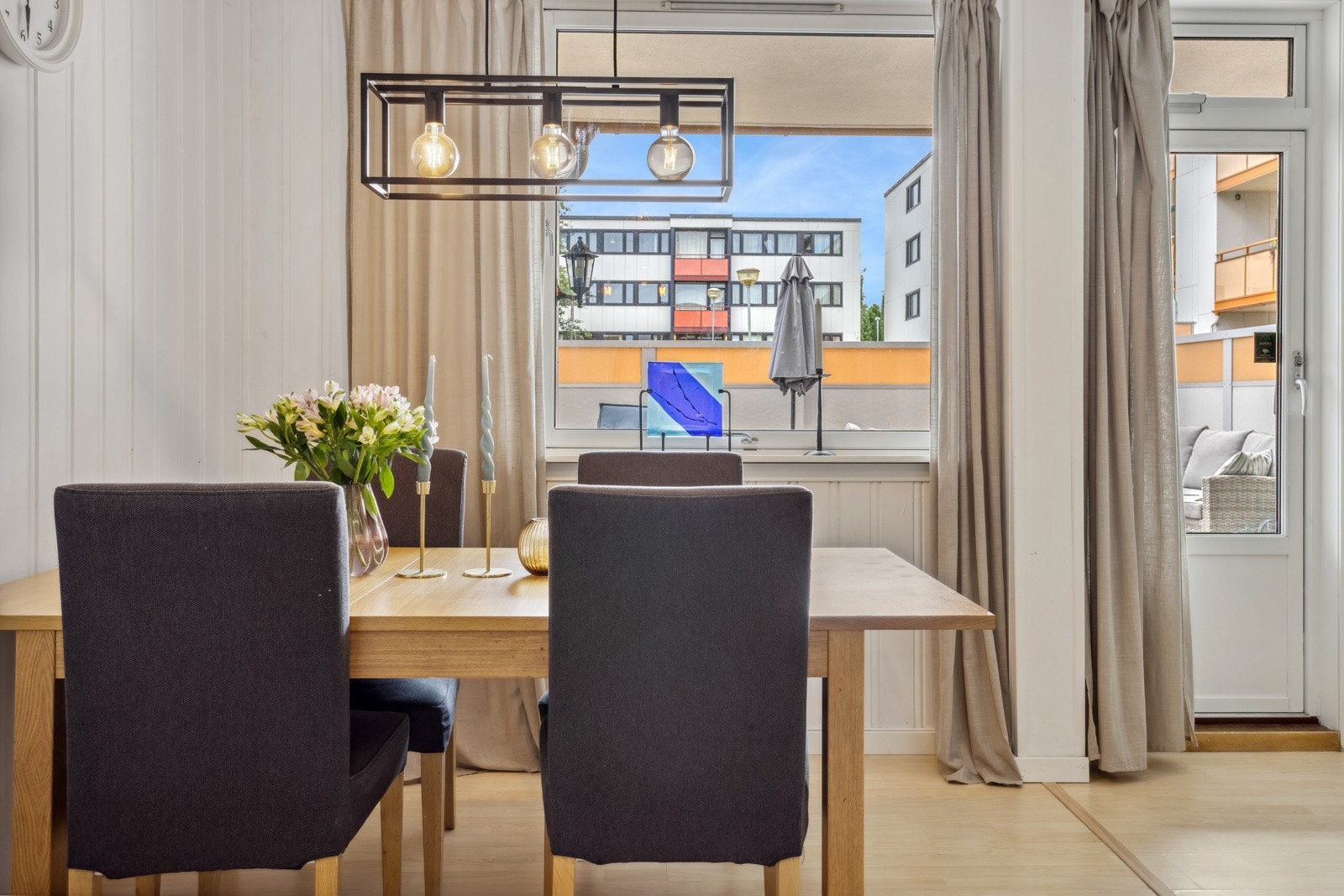 Det passer utmerket å innrede med spisebord mellom stue og kjøkken. Galleribilde