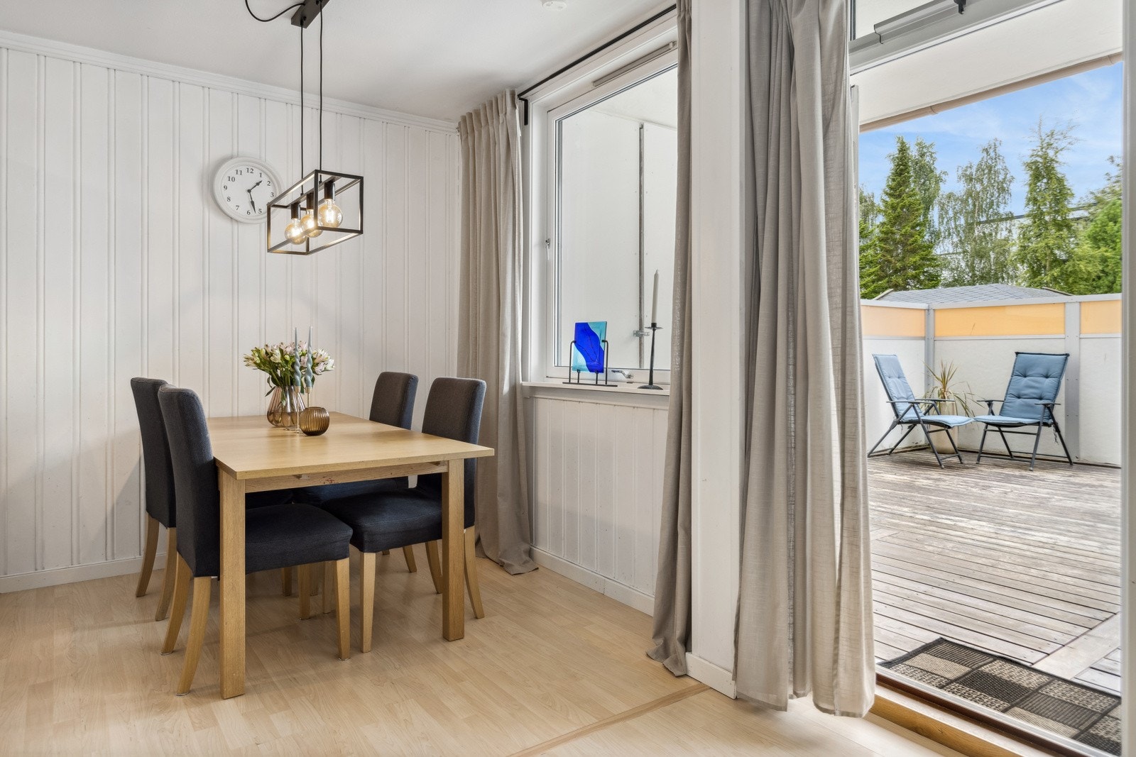 Fra stuen er det utgang til vestvendt terrasse på 32 kvm. Galleribilde