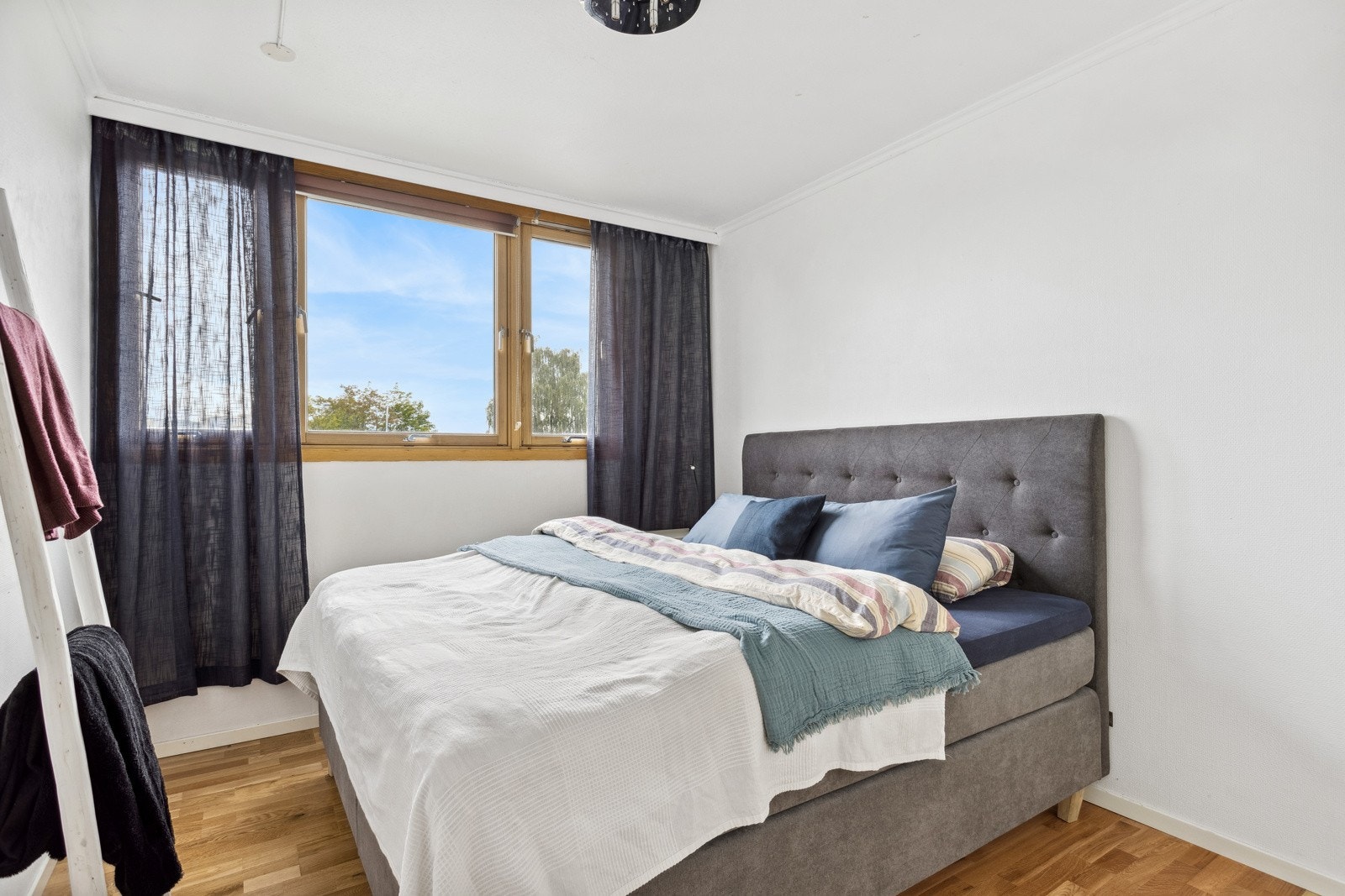 Hovedsoverommet av god størrelse og store vindusflater. Galleribilde