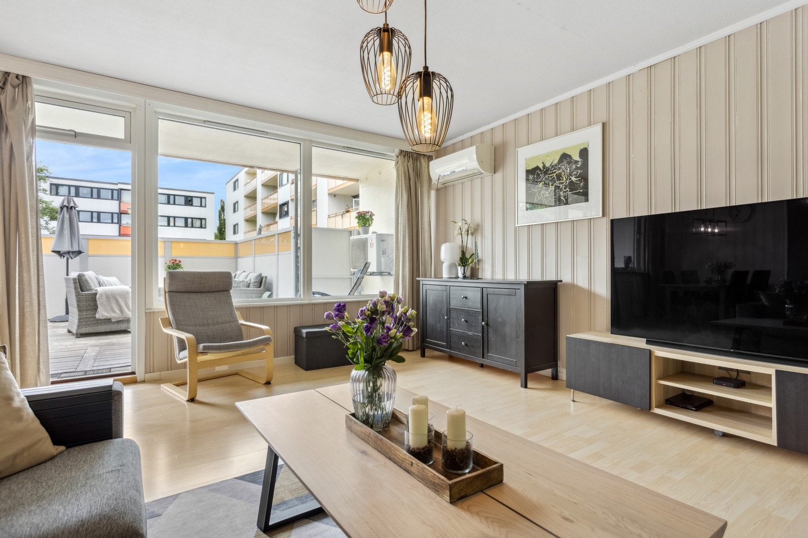 En innbydende 3-roms andelsleilighet med en god intern beliggenhet i Ringvegen borettslag. Galleribilde