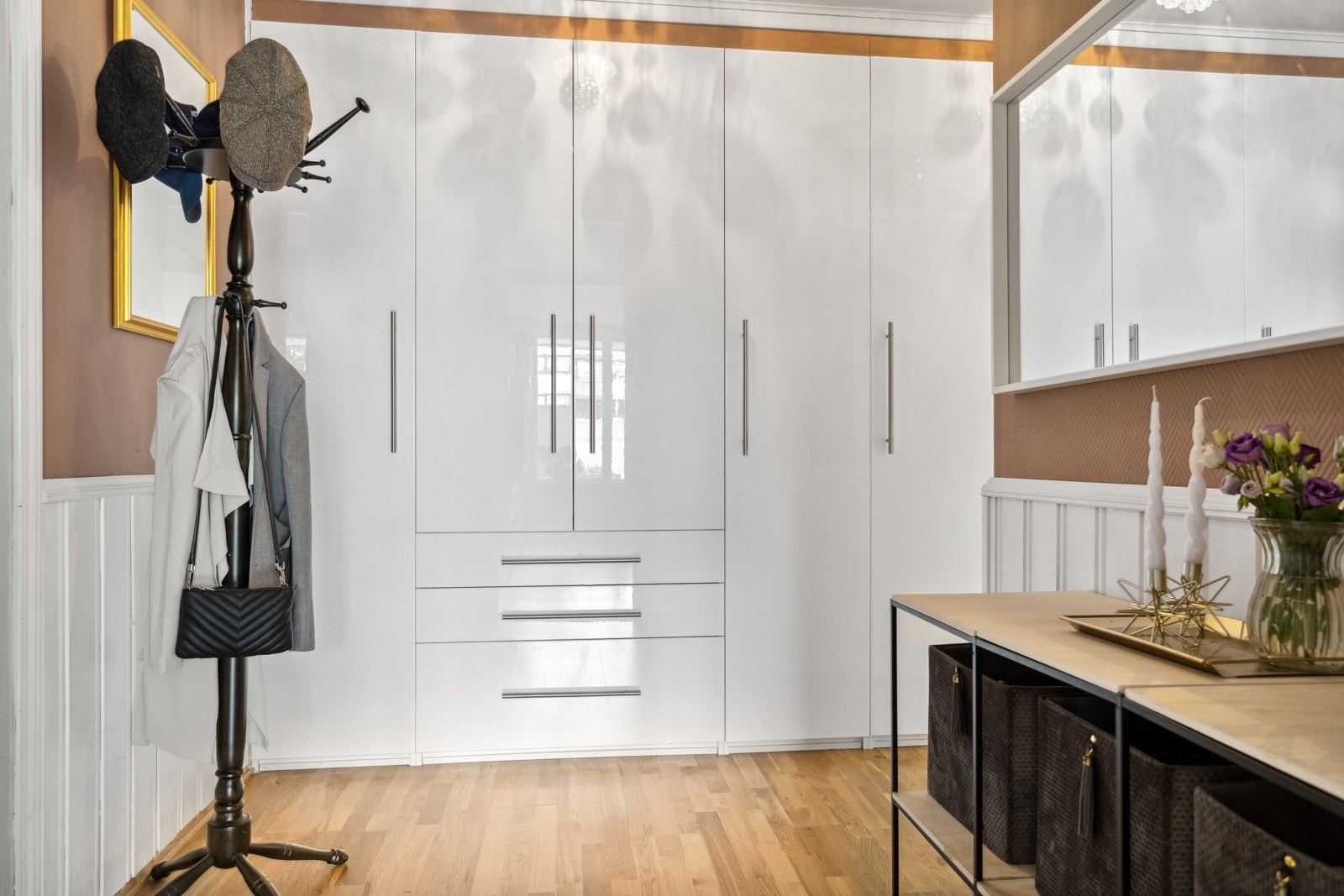 Stor gang med gode oppbevaringsmuligheter. Galleribilde