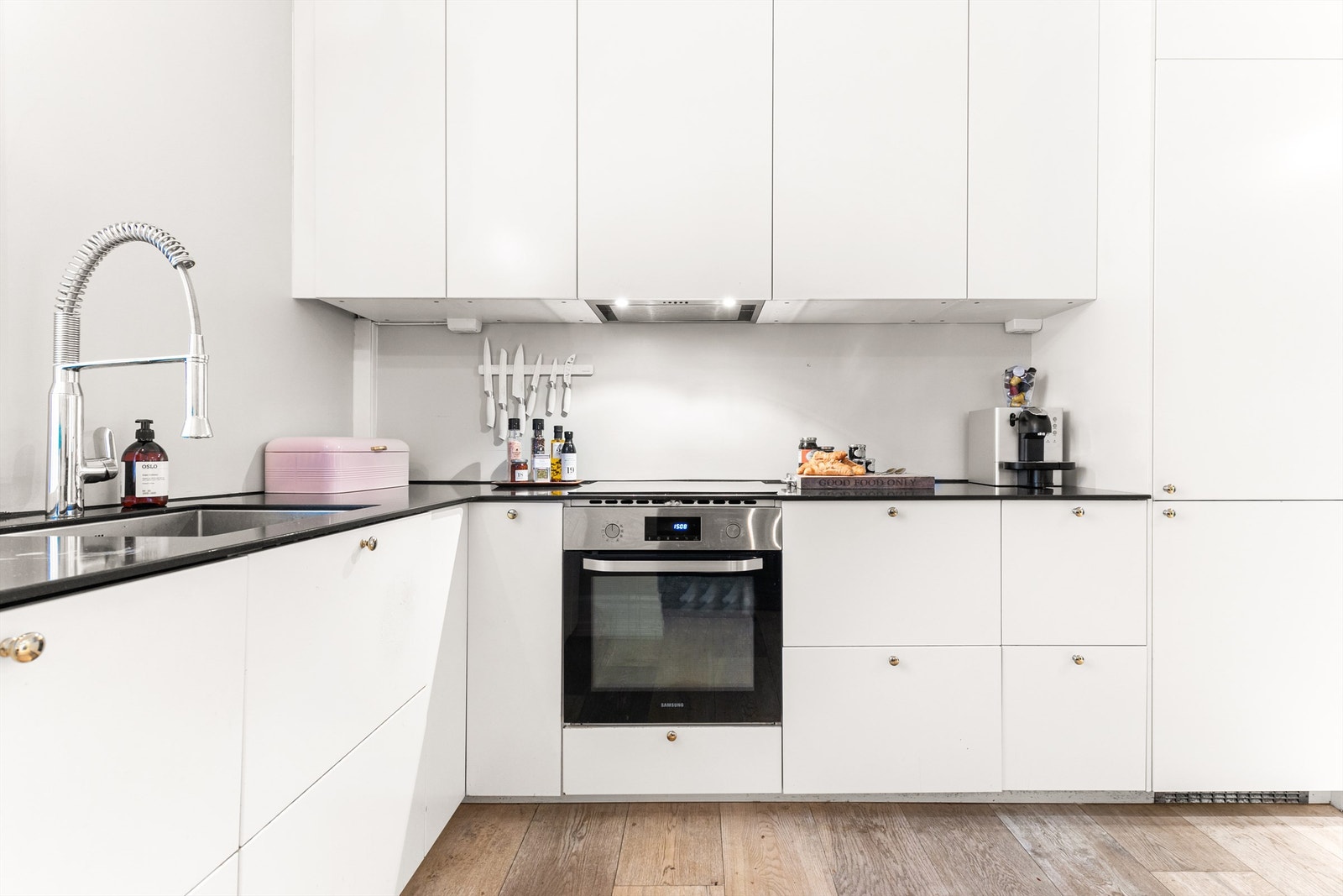 Kjøkkenet er utstyrt med integrerte hvitevarer med komfyr og induksjonstopp fra Siemens. Kjøl/frys er også integrert i kjøkkeninnredningen. Galleribilde