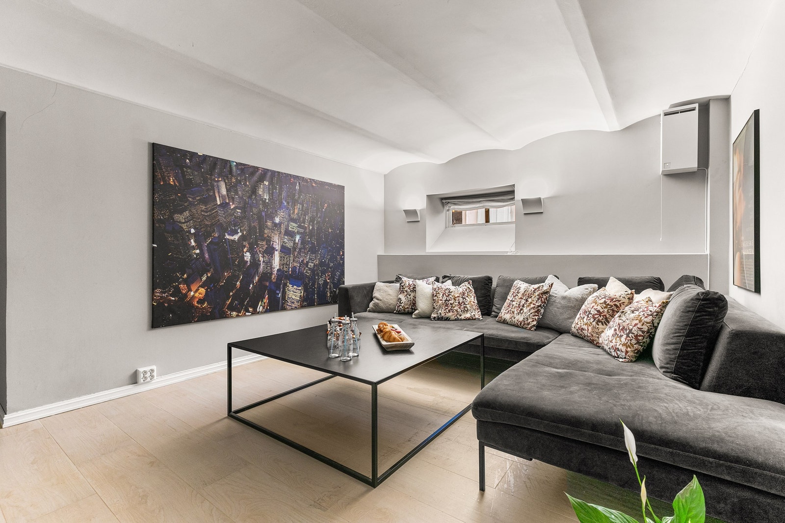 Kjellerstuen har man god plass til stor hjørnesofa, salongbord og TV-møblement. Iht. godkjente tegninger er rommet byggemeldt som soverom. Videre fremgår det at det må etableres et nytt vindu for at rommet skal ivareta kravene for rom til varig opphold. Galleribilde