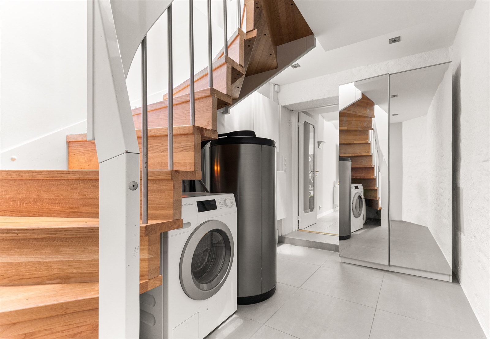 Trapperommet har eksklusive italienske fliser fra Marazzi. Arealet benyttes i dag som "vaskerom" hvor man har opplegg til vaskemaskin. Galleribilde