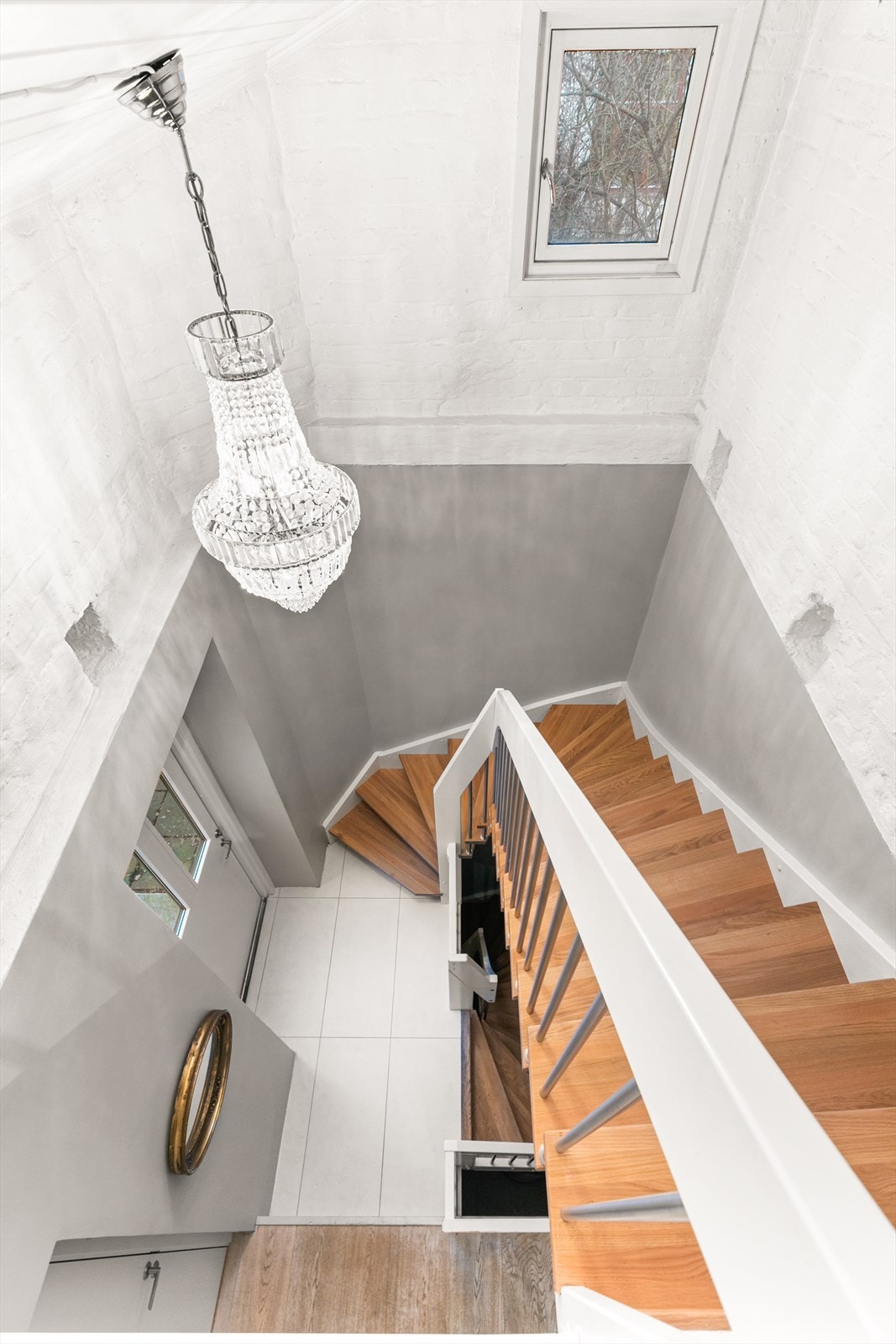 Videre har leiligheten en gjennomgående trapp som binder etasjene sammen på en flott måte. Trappetrinna er i heltre eik med hvit håndløper. Galleribilde