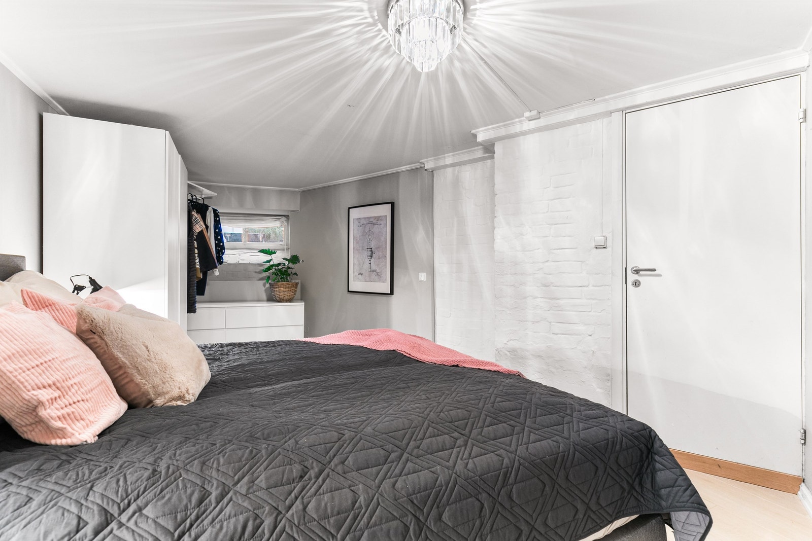 Grunnet boligens tilbaketrukne beliggenhet i indre bakhage, er man godt skjermet fra støy og sjenanse. Rommet er iht. godkjente tegninger lager/bod og vaskerom. Galleribilde