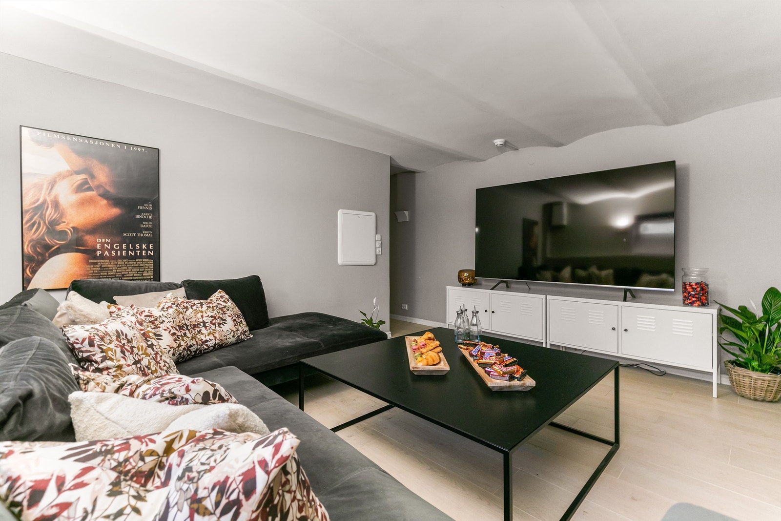 I underetasjen er det en lun kjellerstue med god møbleringsfrihet. Også her er det lagt gulvfliser med gulvvarme. Her passer det utmerket å ha gjester hvor det er plass til alle sammen. Galleribilde