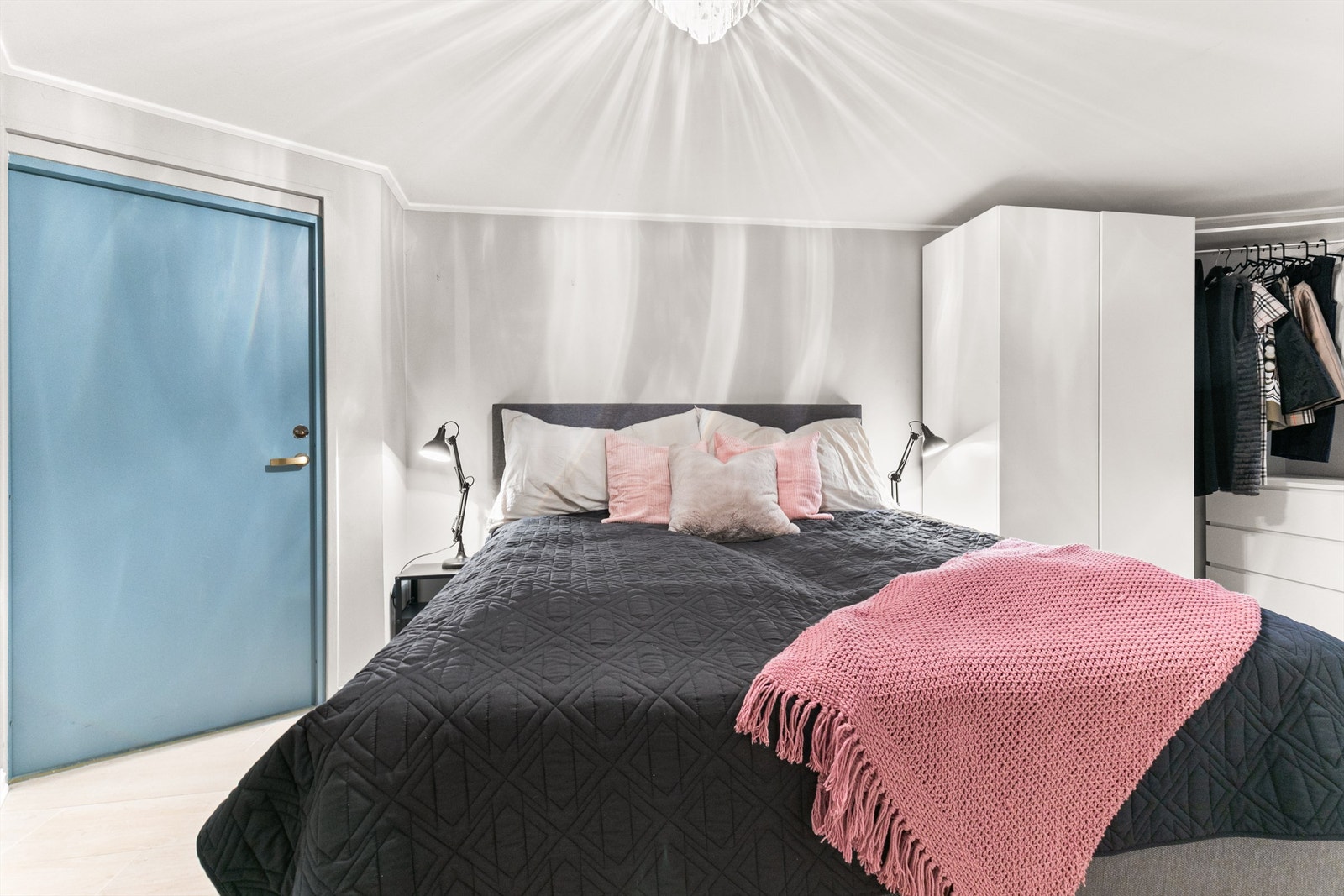 Innerste rom i kjeller benyttes i dag som soverom. Rommet er byggemeldt som lager/bod. Galleribilde