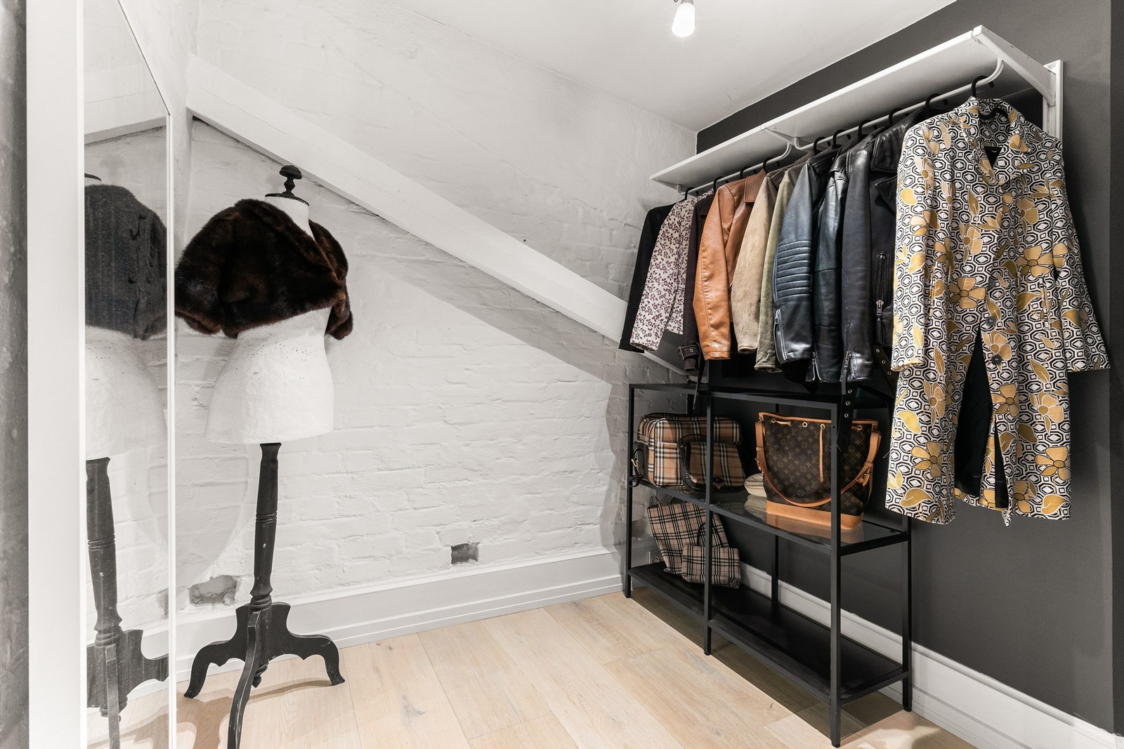 Et praktisk "Walk in Closet" i tilknytning til loftstuen, hvor man har god plass til oppbevaring. Galleribilde