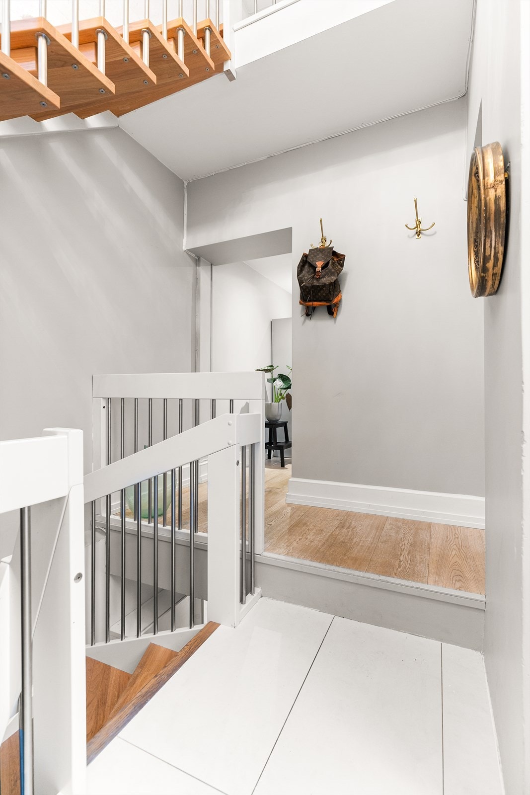 Et innbydende inngangsparti med fliser og god plass til oppbevaring. Den fantastiske takhøyden lyses opp av en lekker lysekrone. Velkommen inn! Galleribilde