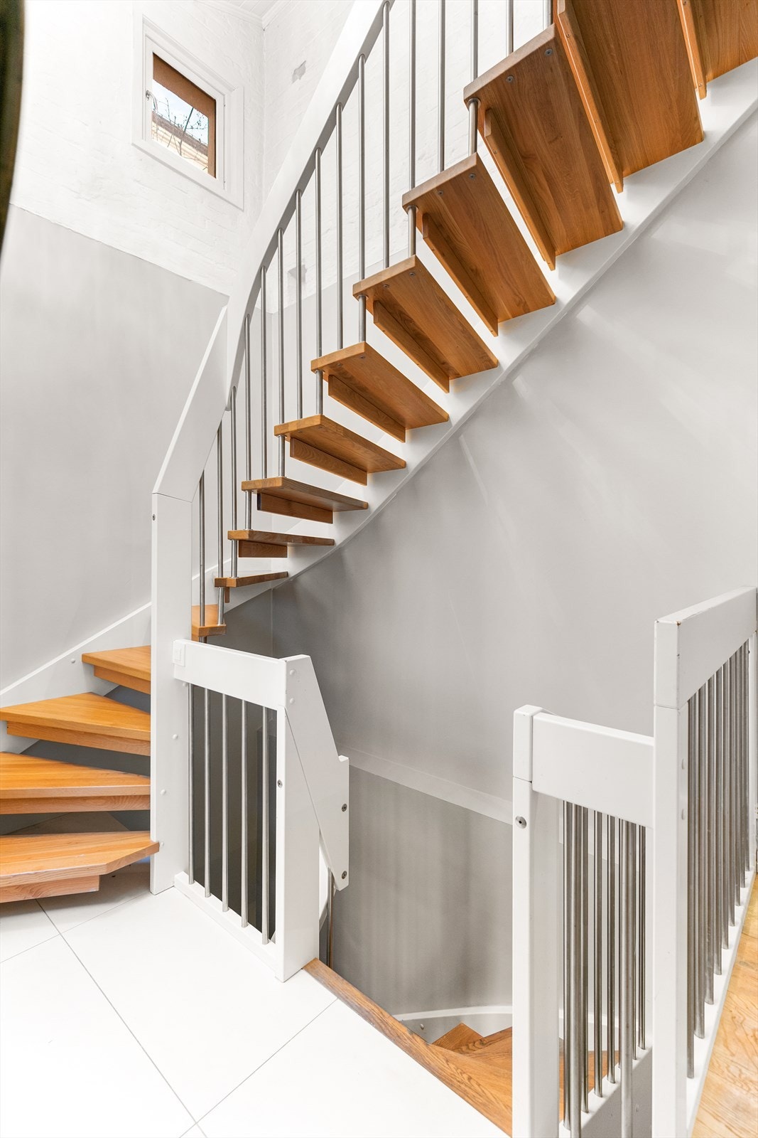 Boligen ligger i et etablert og meget attraktivt boligområde på Frogner. Perfekt for deg som ønsker å bo sentralt med nærhet til "alt". Galleribilde