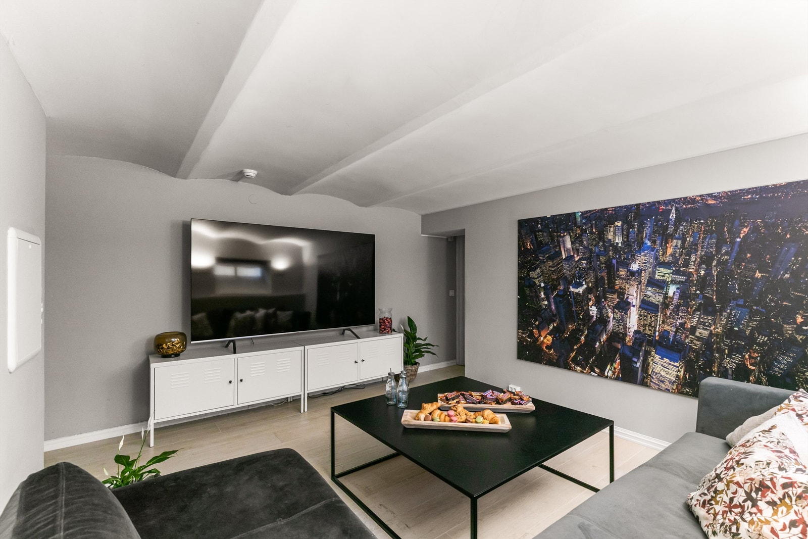 Her får man en fin og naturlig avstand til TV-en. Galleribilde