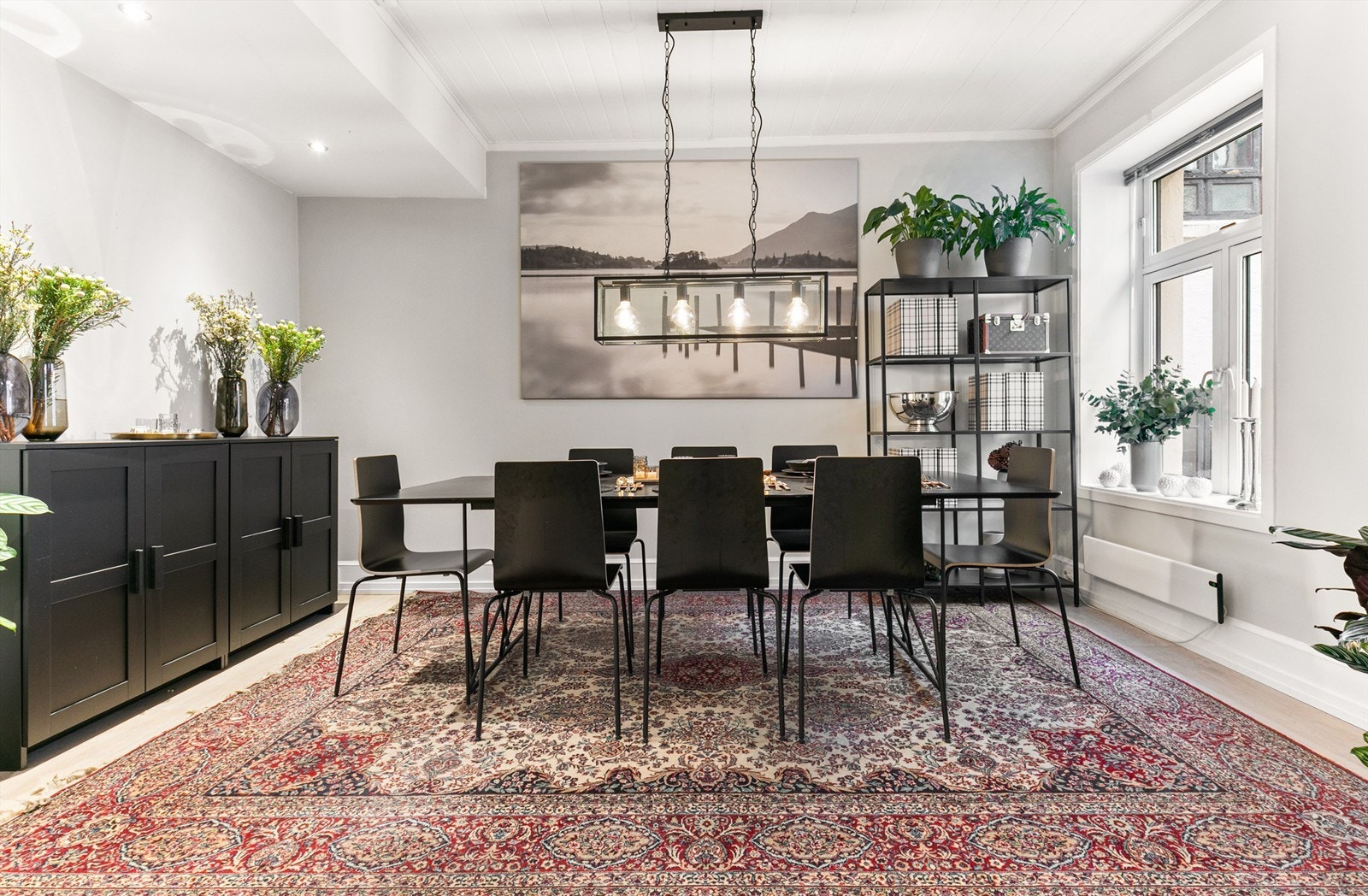 Denne særegne boligen ble i sin helhet oppusset i 2014 og har i dag god standard på overflater, fastmontert inventar og tekniske løsninger. Galleribilde