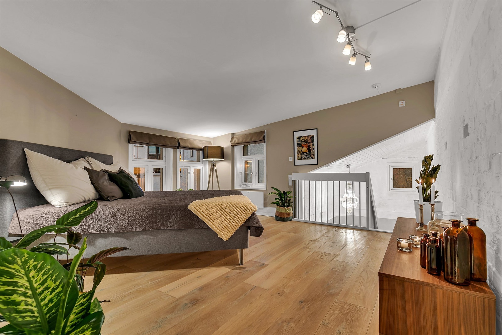 Boligen har en særegen planløsning som strekker seg over 3-plan med "alt" du måtte trenge. Galleribilde