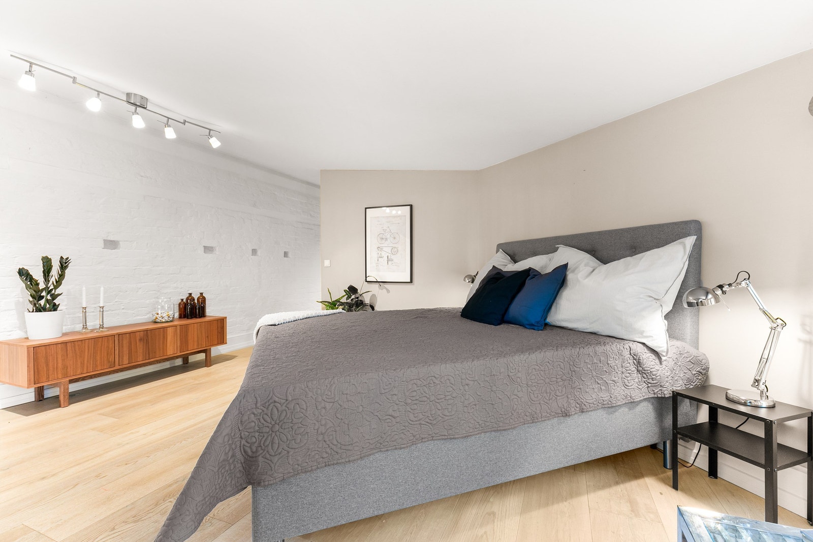 På loftet har man god plass til dobbeltseng, og tillhørende møblement. Direkte adkomst til Walk-In-Closet. Galleribilde