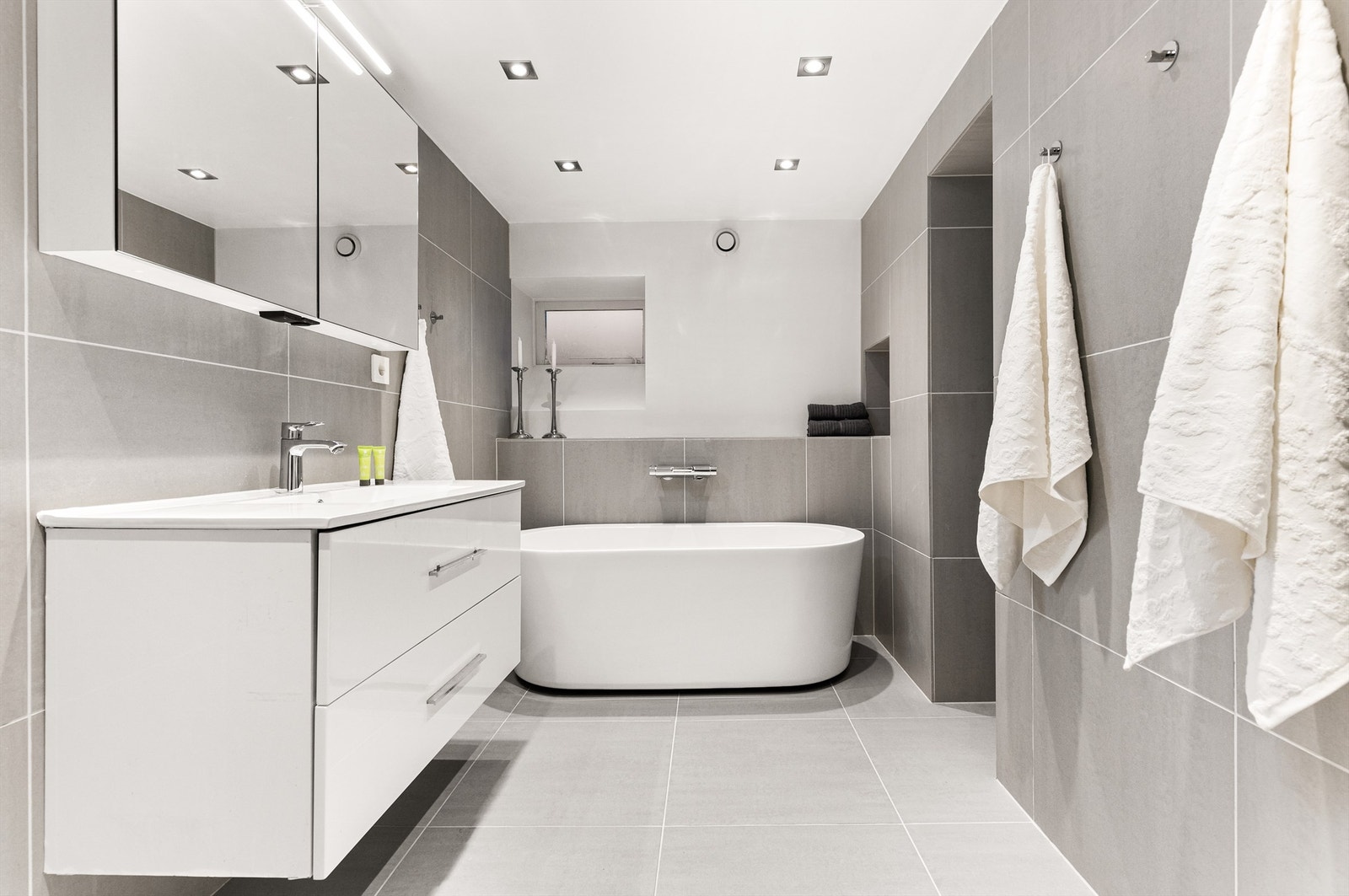 Badet i kjelleren og gjestetoalettet i tilknytning til entreen ble oppusset i 2018. Galleribilde