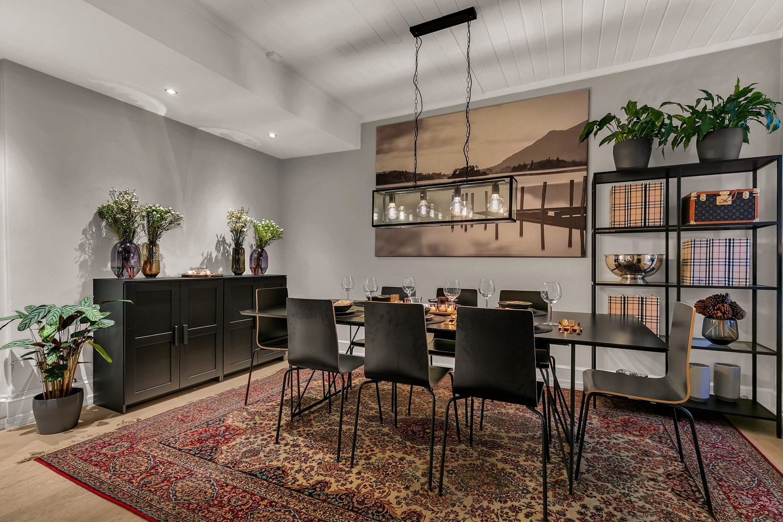 I spisestuen er det god plass til et stort spisebord hvor man kan samle venner og bekjente for et hyggelig måltid. Galleribilde