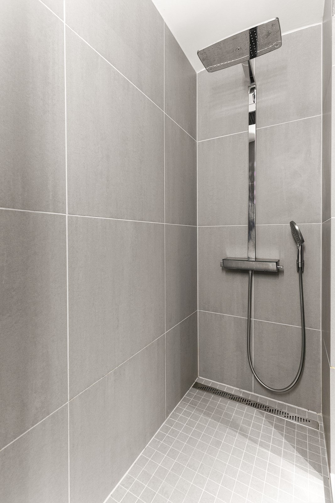 Praktisk dussjone med regndusj og tilhørende hånddusj fra Gröhe. Varmtvannsbereder en plassert rett utenfor i trappeoppløpet som rommer 250L fra 2013. Galleribilde