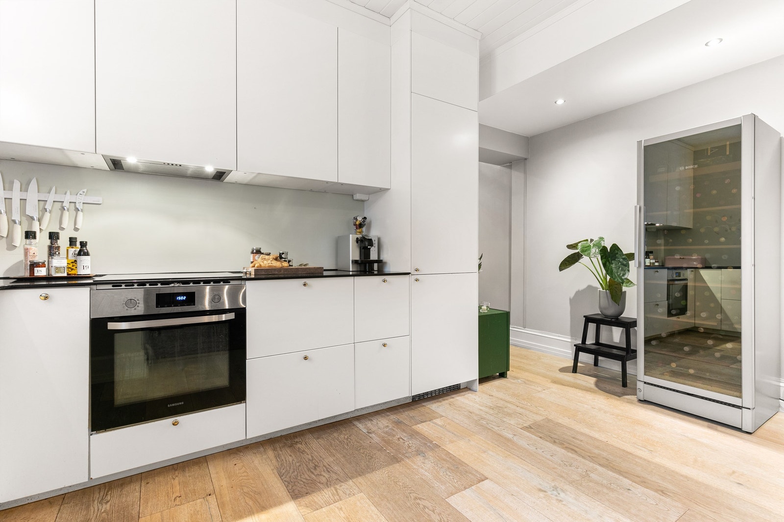 Gulvet i 1. etasje er belagt med 1-stavs eikeparkett fra SAGA. Gulvet er av typen "Wideplank" som gjør at de ekstra brede gulvbordene gir det lille ekstra. Galleribilde