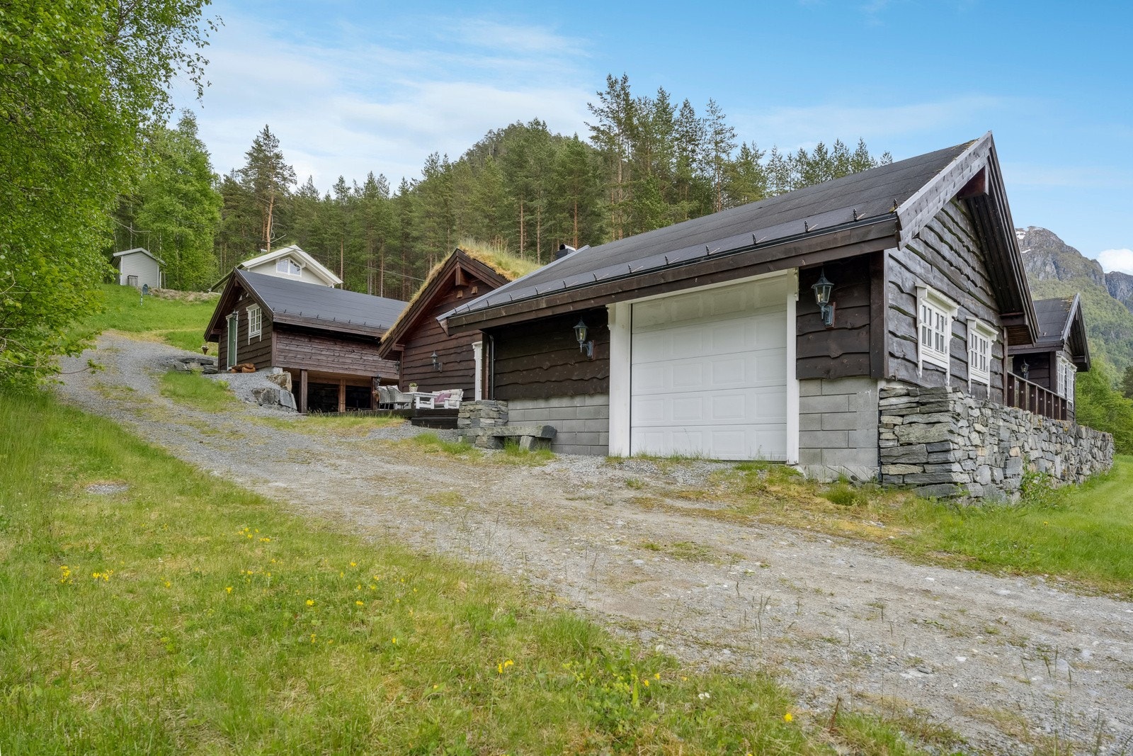 Til og med eiga garasje og uthus. Kan ein ynskje meir på hytta? Galleribilde