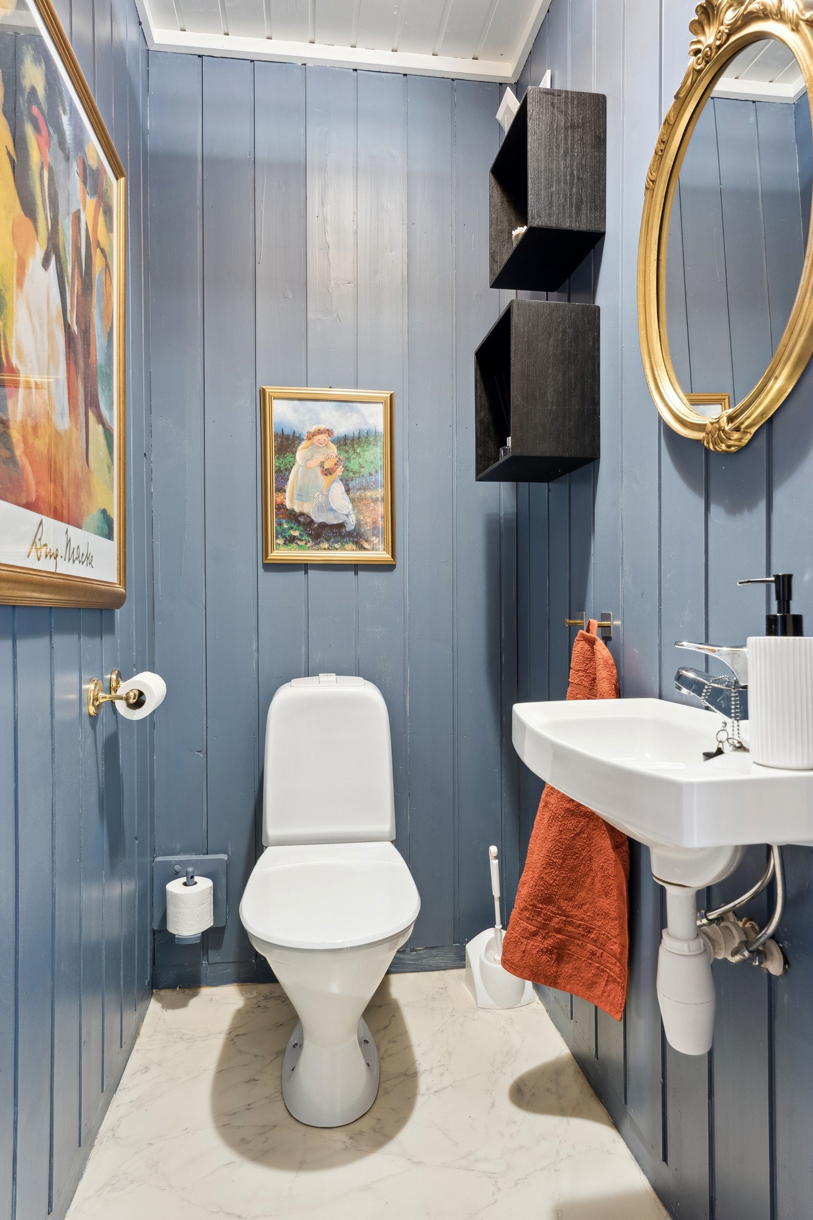 Praktisk med gjestetoalett, heile 3 toalett i hytta. Galleribilde