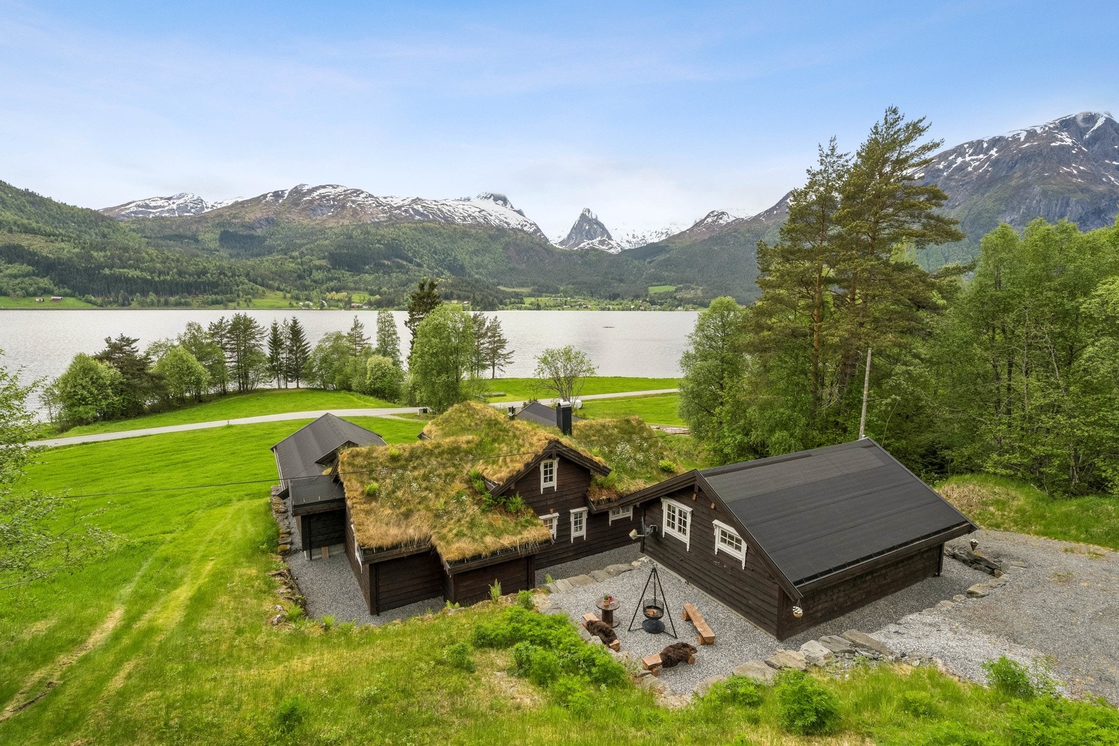 Flott utsikt over Bjørkedalsvatnet Galleribilde