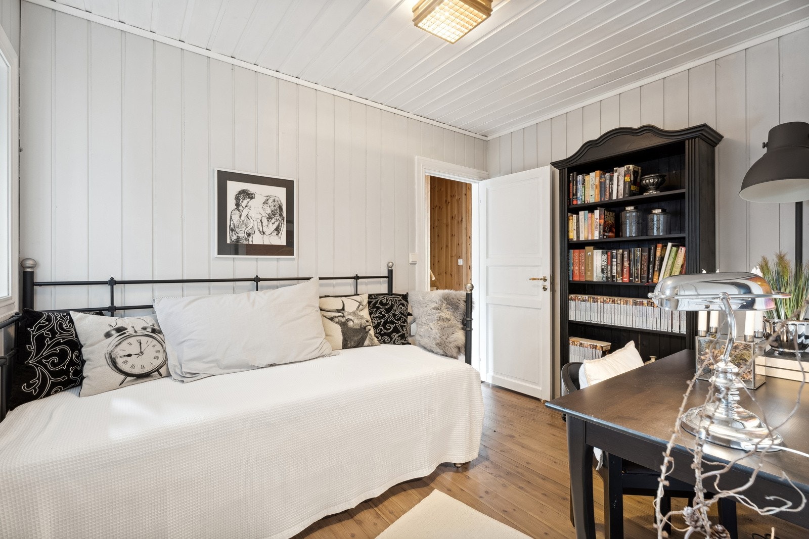 4 på hovuplan og 2 på loft. Galleribilde