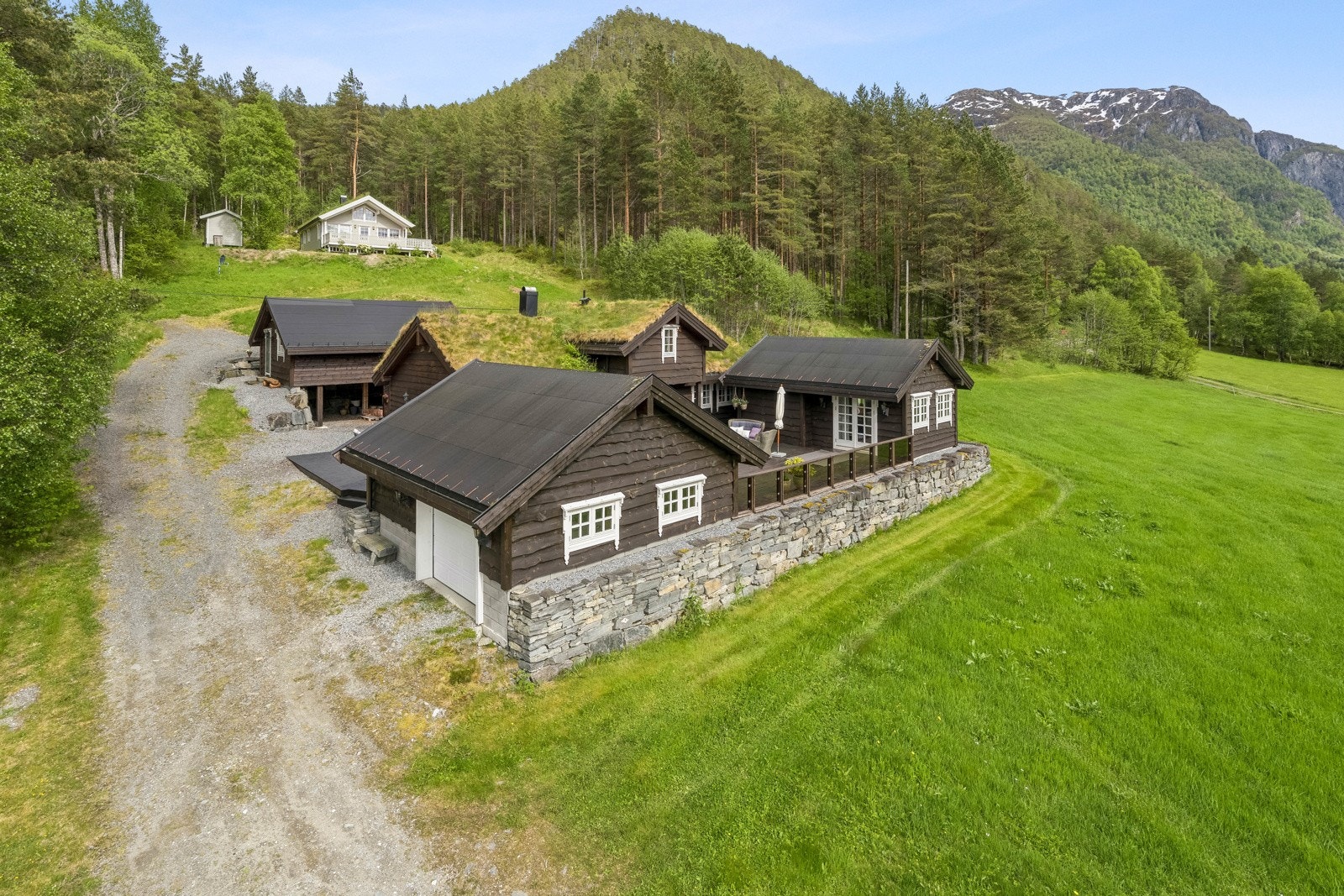 Eit flott hyttetun med hytte, garasje og anneks. Galleribilde