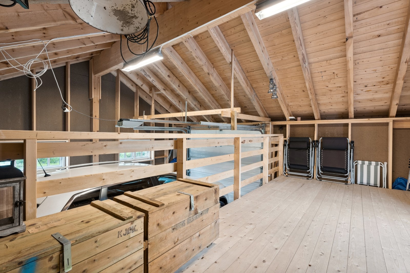Her er det god plass til både bil og lagring av utemøblar med meir. Galleribilde