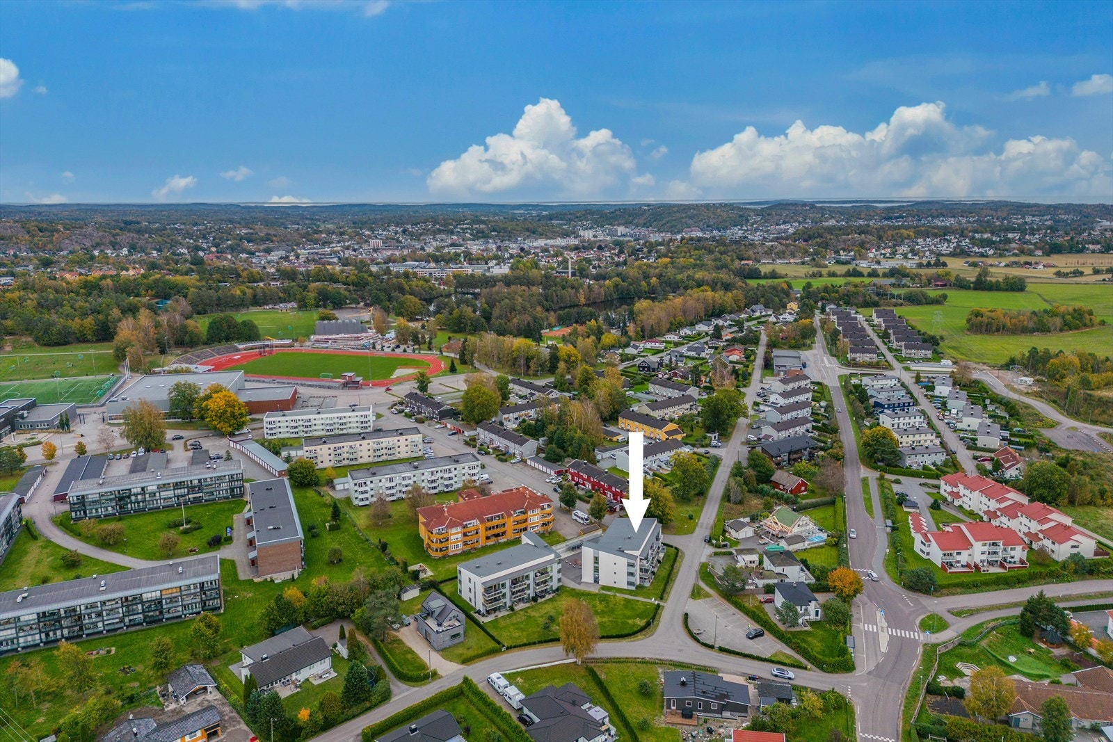 Leiligheten ligger fint til i et sentralt område med gangavstand til det du måtte trenge i hverdagen. Galleribilde