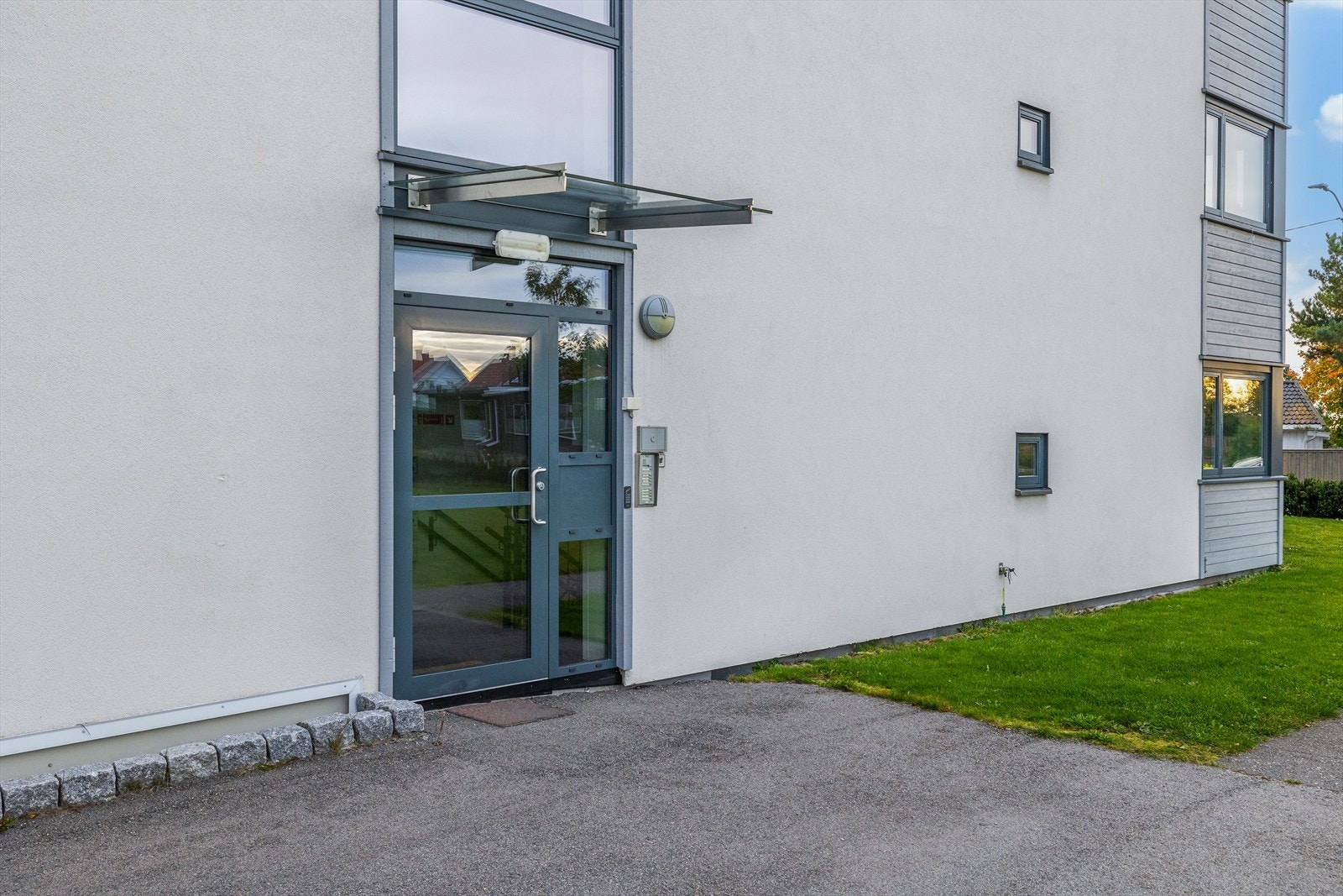 Inngangspartiet med port telefon. Galleribilde