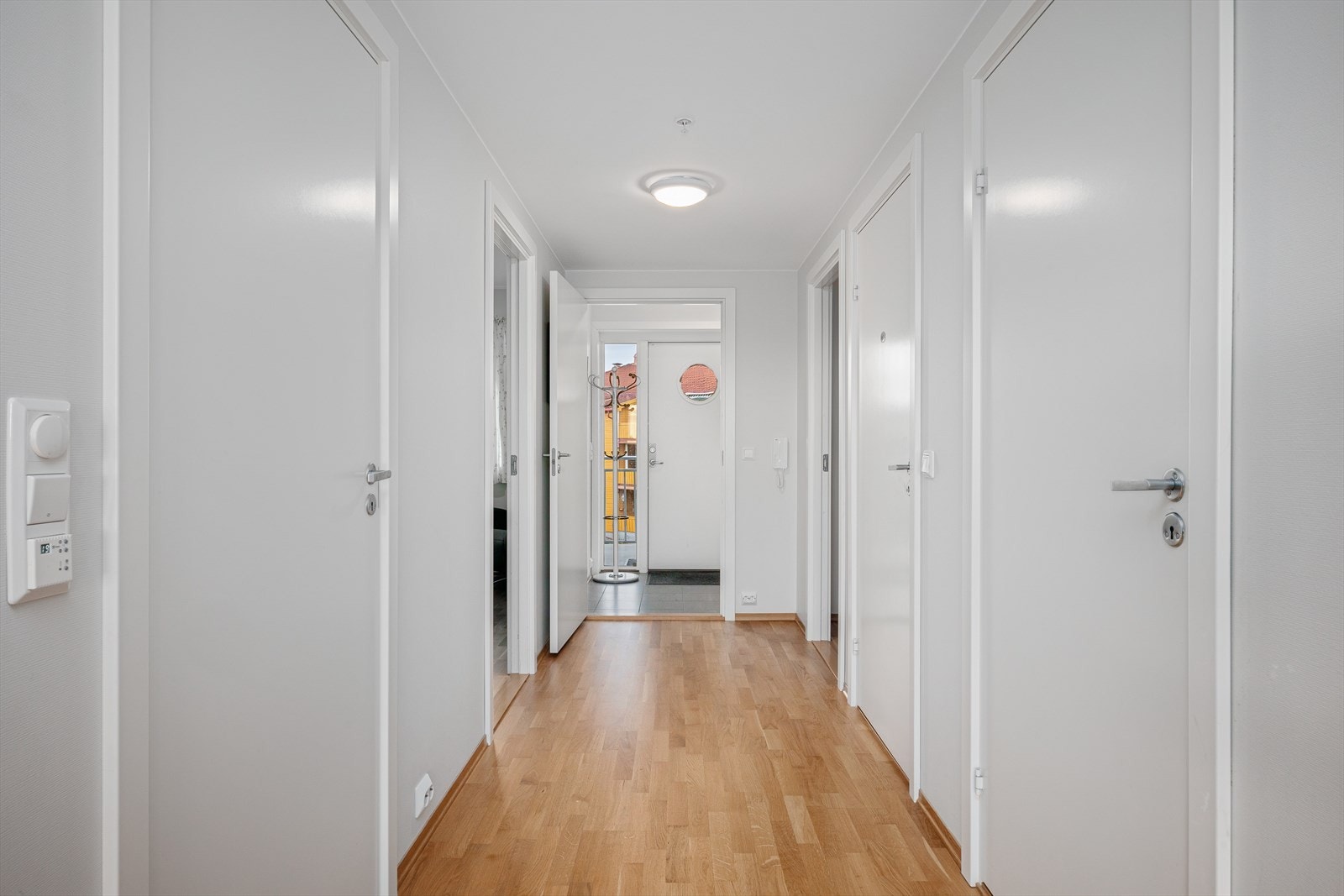 Romslig hall med adkomst til to soverom, bad, toalettrom og bod. Galleribilde