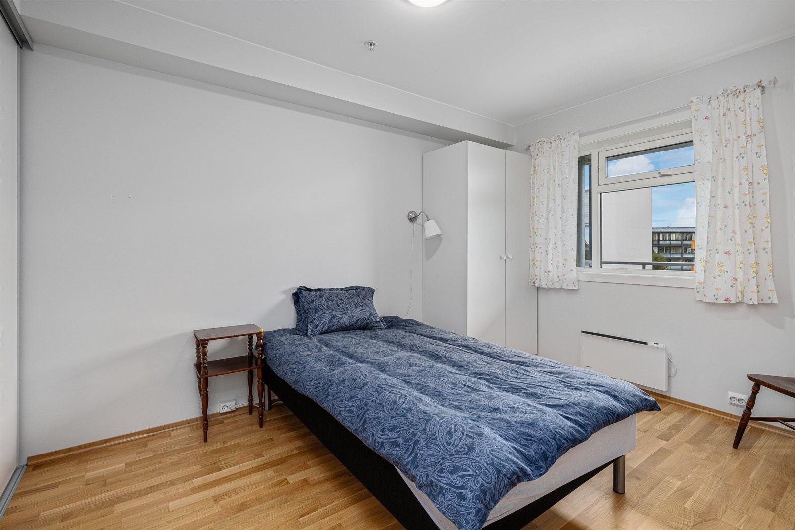 Lyst og pent hovedsoverom Galleribilde