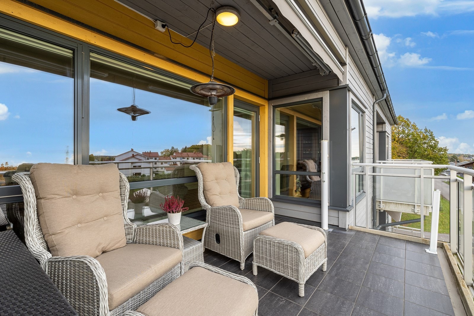 Eiendommen er solrik og dette gjenspeiler seg i eiendommens flotte og ikke minst usjenerte uteplass. Galleribilde