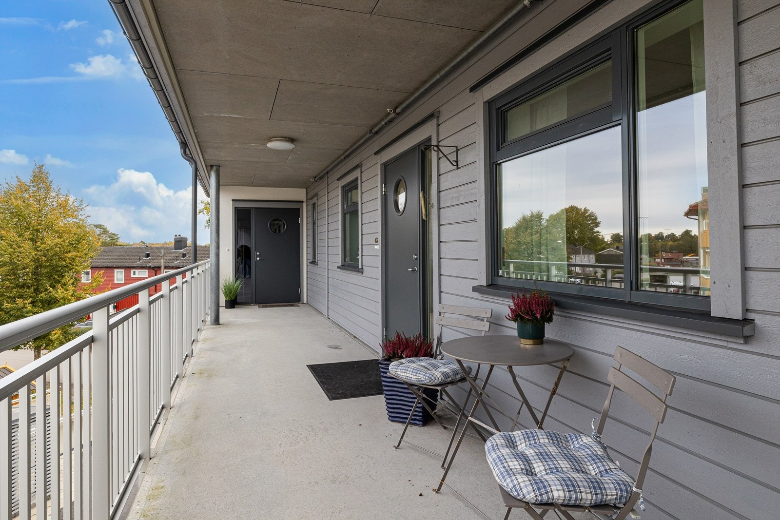 Adkomst til leiligheten via overbygget svalgang. Galleribilde