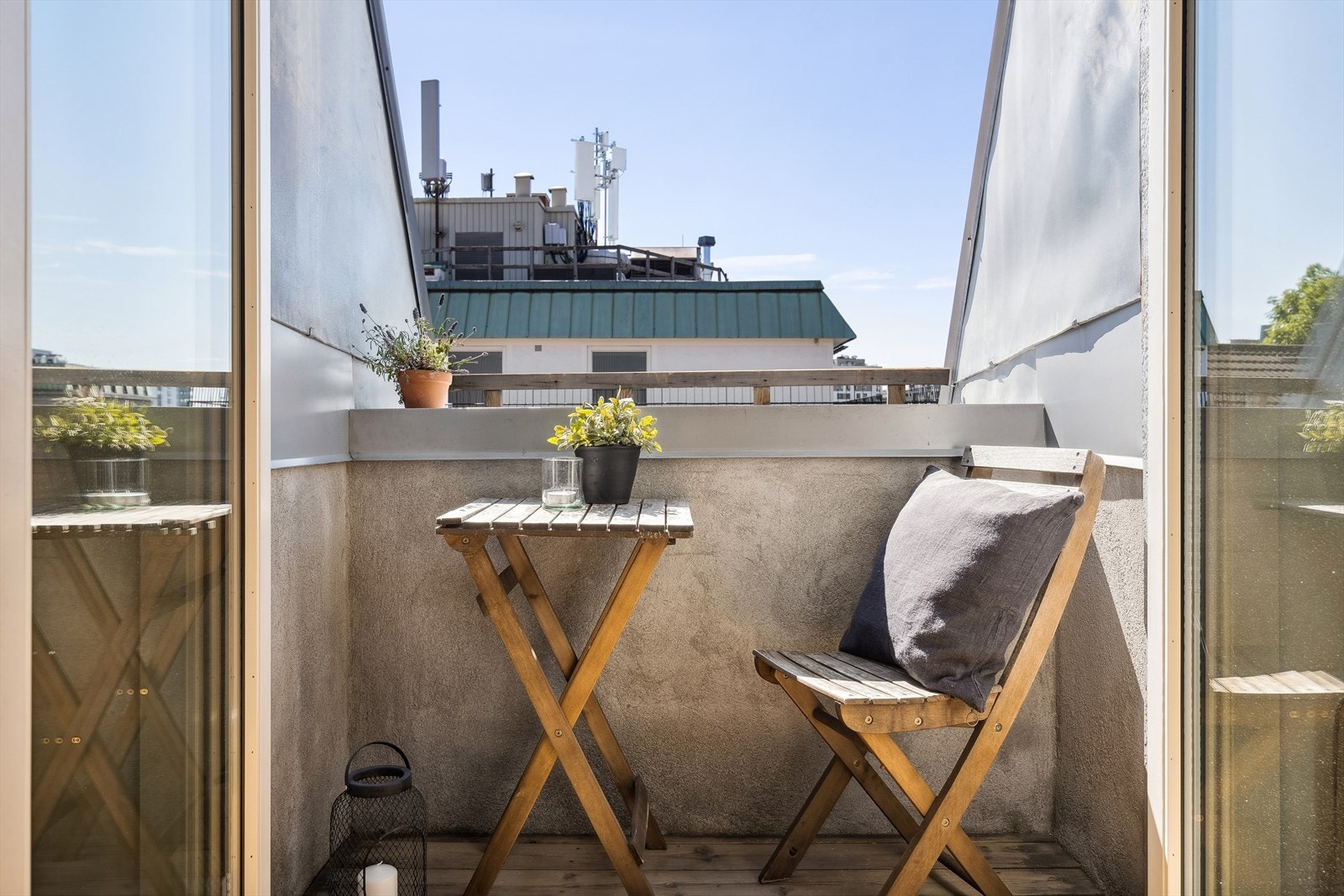 En hyggelig, solfylt oase på taket av Oslo. I umiddelbar nærhet har du Majorstuen og Bogstadveien hvor du har kort gåavstand til alle fasilitetene. Galleribilde