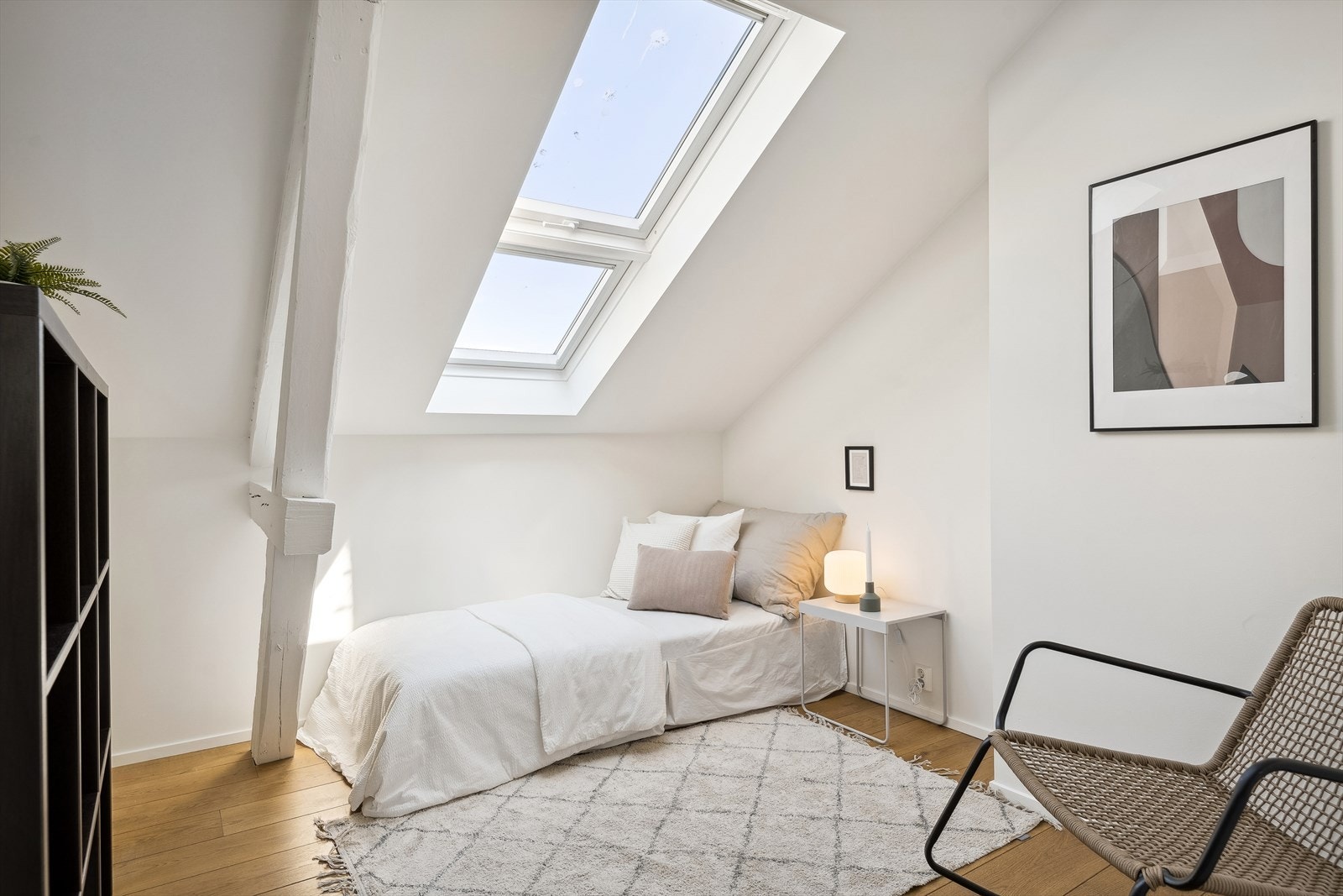 Soverom 1 er romslig og lyst, og har nye Velux takvinduer fra 2012. Galleribilde