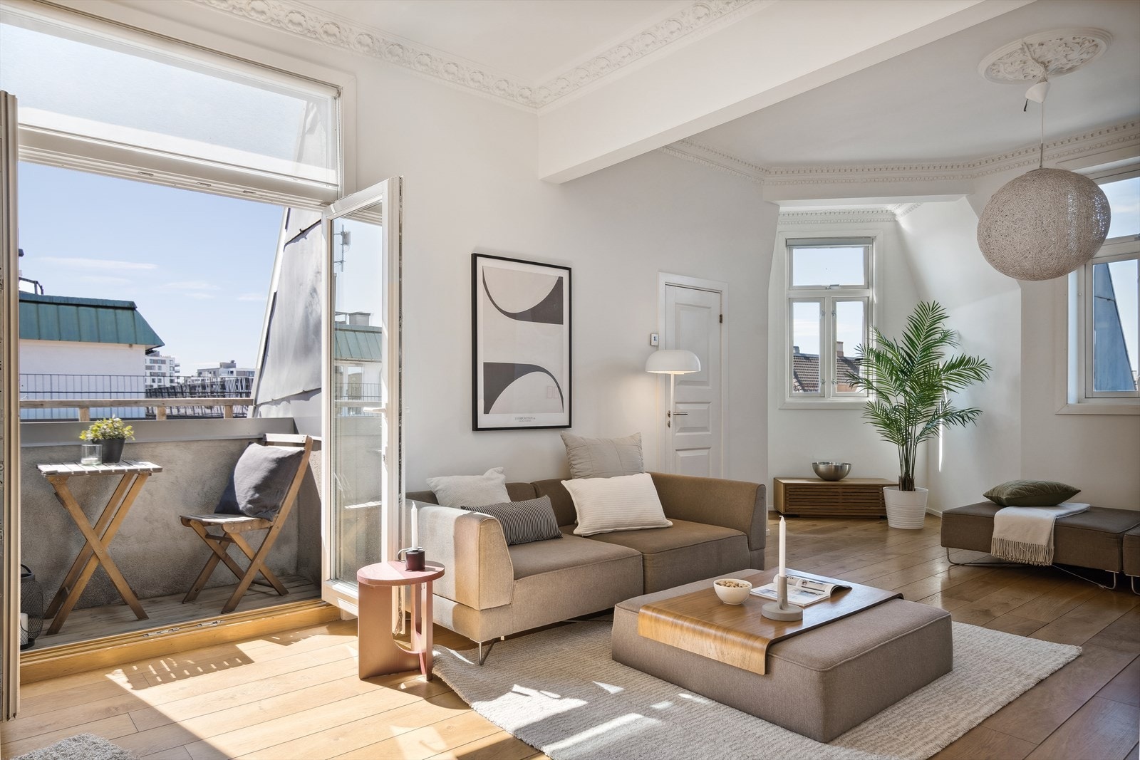 Leiligheten har klassiske detaljer som rosett og stukkatur. De store vindusflatene og den gode takhøyden gjør at leiligheten har et lyst og romslig inntrykk. Galleribilde