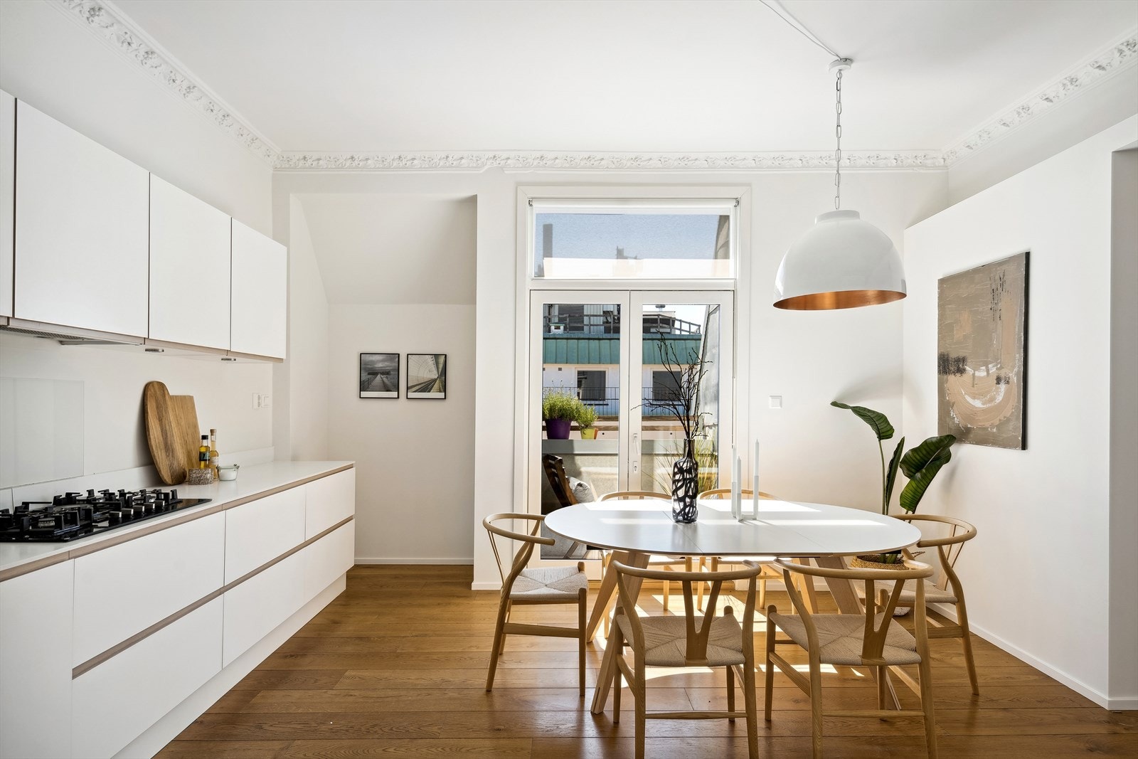 Tilbaketrukket, midt på beste Majorstuen finner du denne gjennomførte, lyse og store leiligheten! Velkommen skal du være for en hyggelig visning. Galleribilde