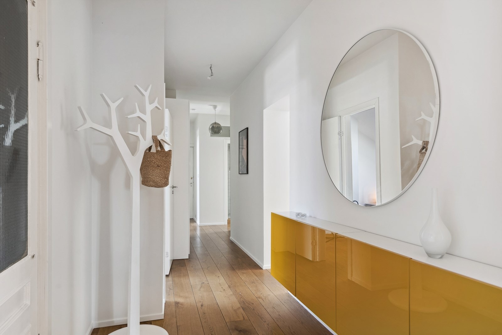 Velkommen inn! Flott og romslig entré med plassbygd skap. Galleribilde
